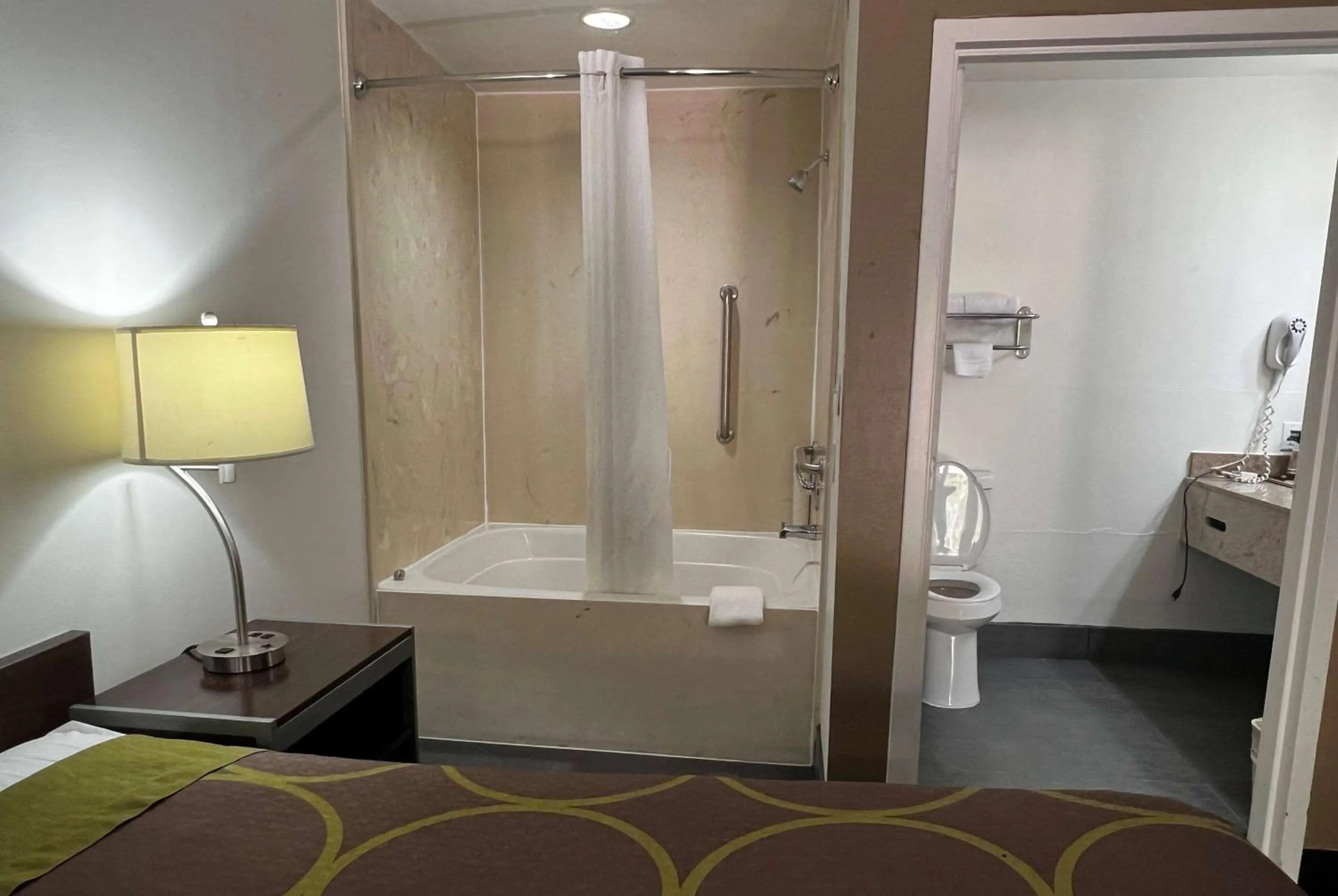 Photo of the whole room, Bed in Super 8 by Wyndham Slidell