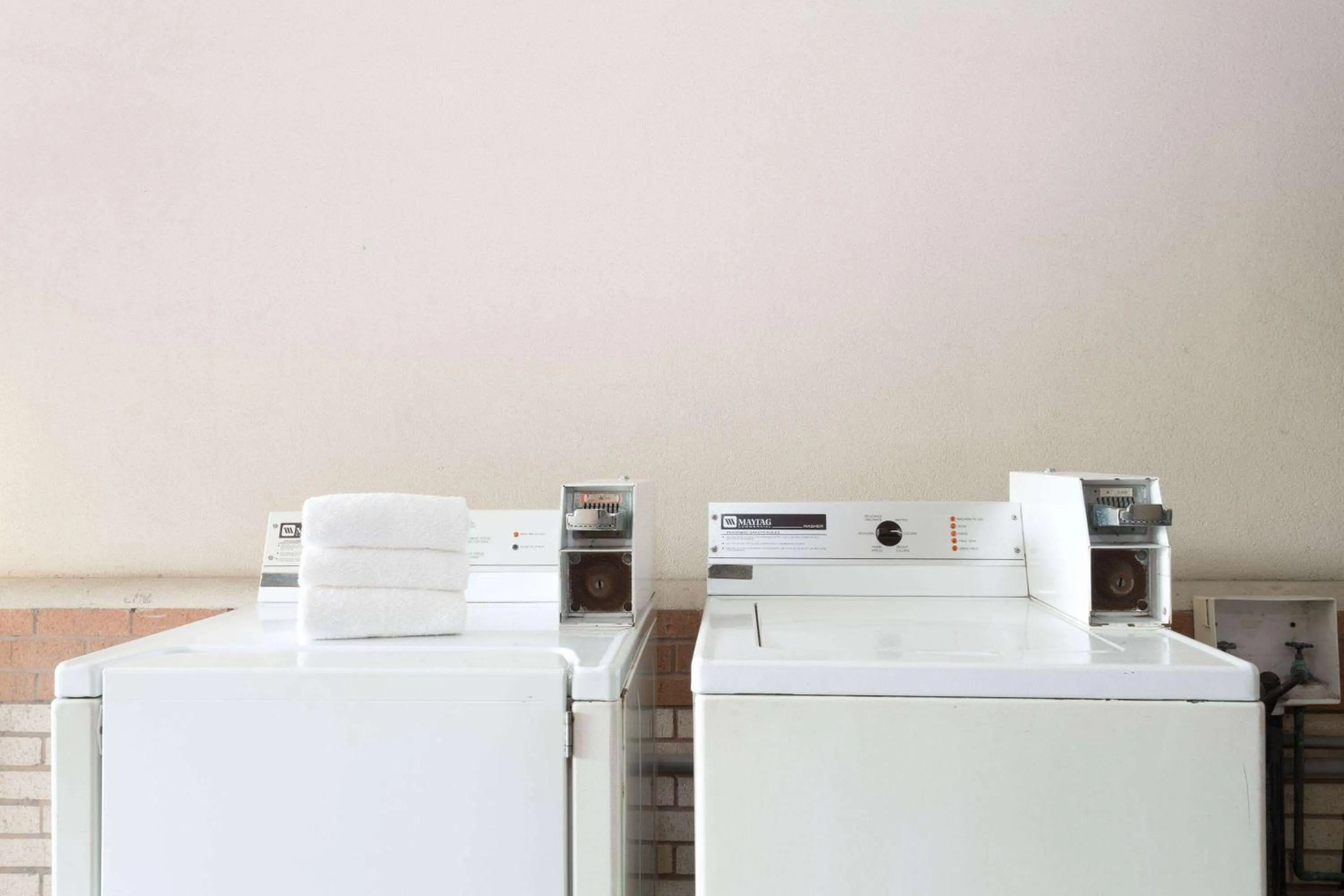 Photo of the whole room in Super 8 by Wyndham Slidell