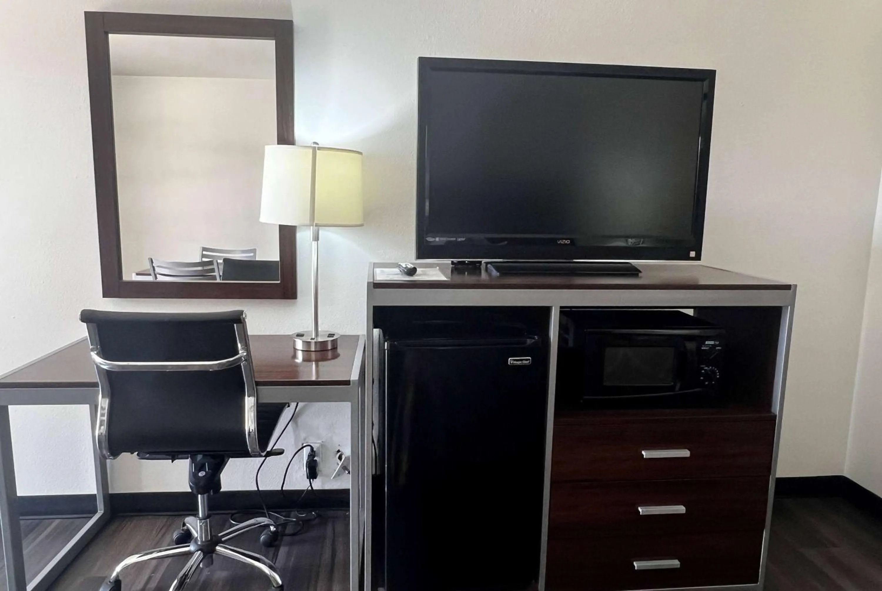 Photo of the whole room in Super 8 by Wyndham Slidell