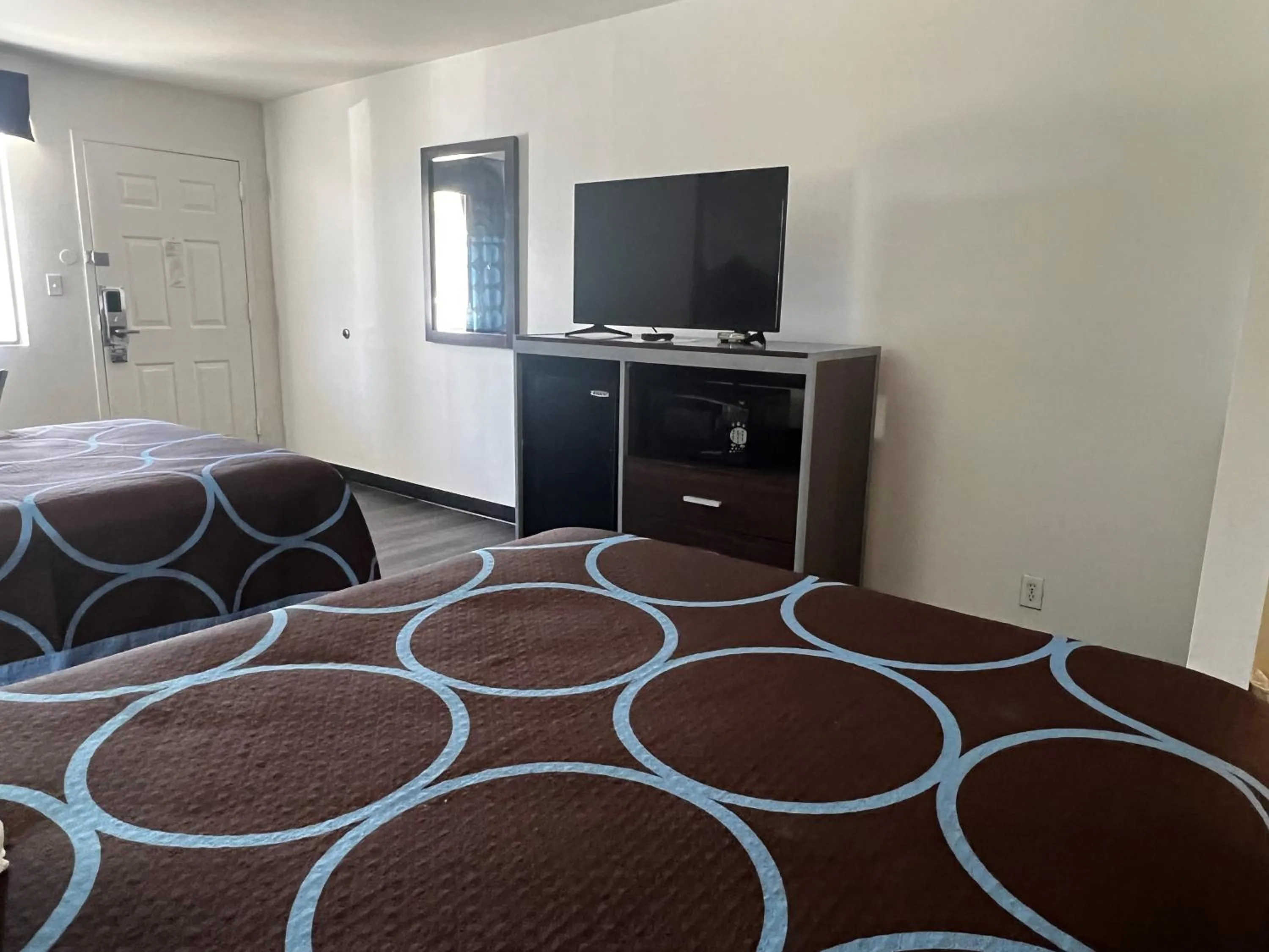 Bedroom, Bed in Super 8 by Wyndham Slidell