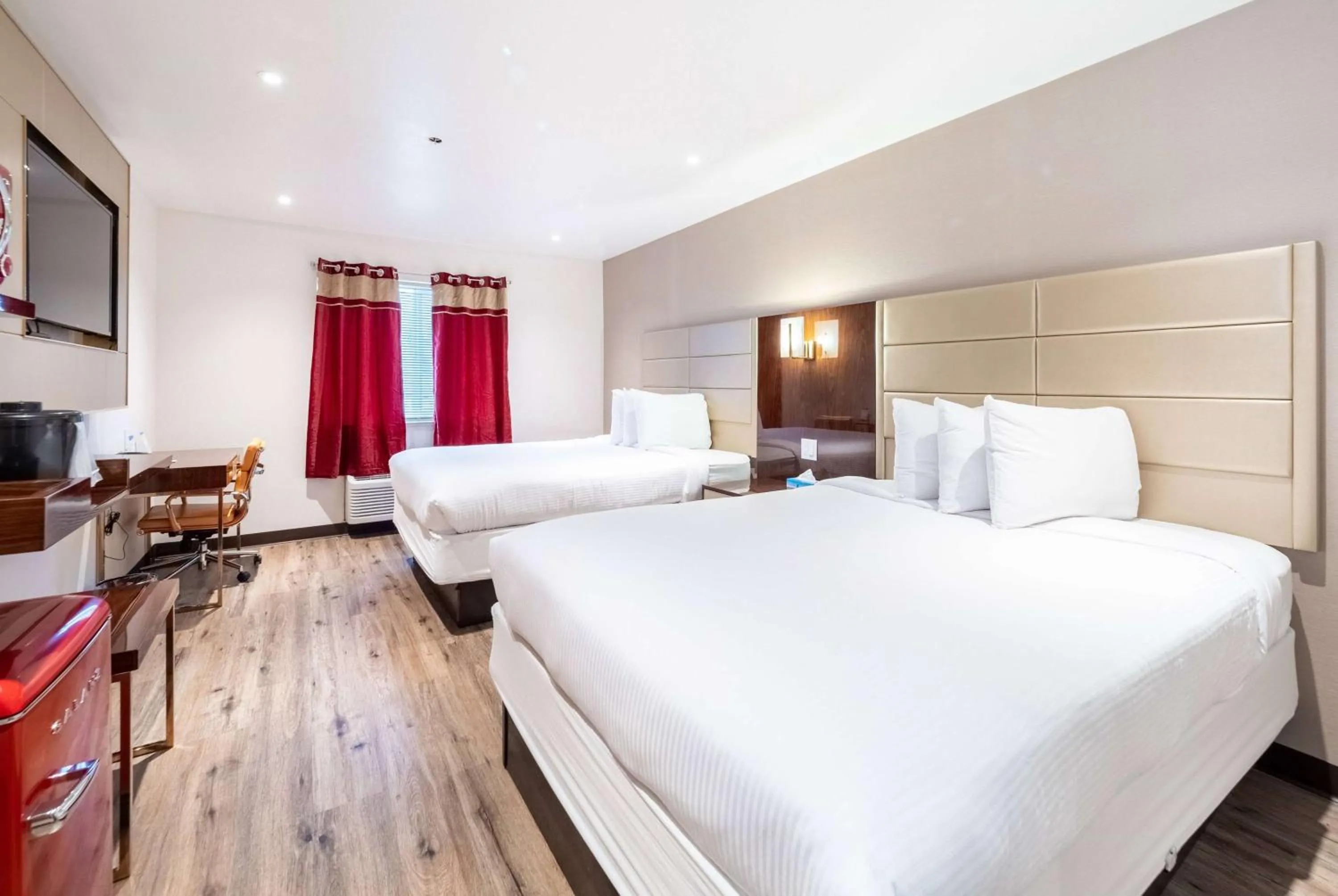 Photo of the whole room, Bed in Baymont by Wyndham Anderson