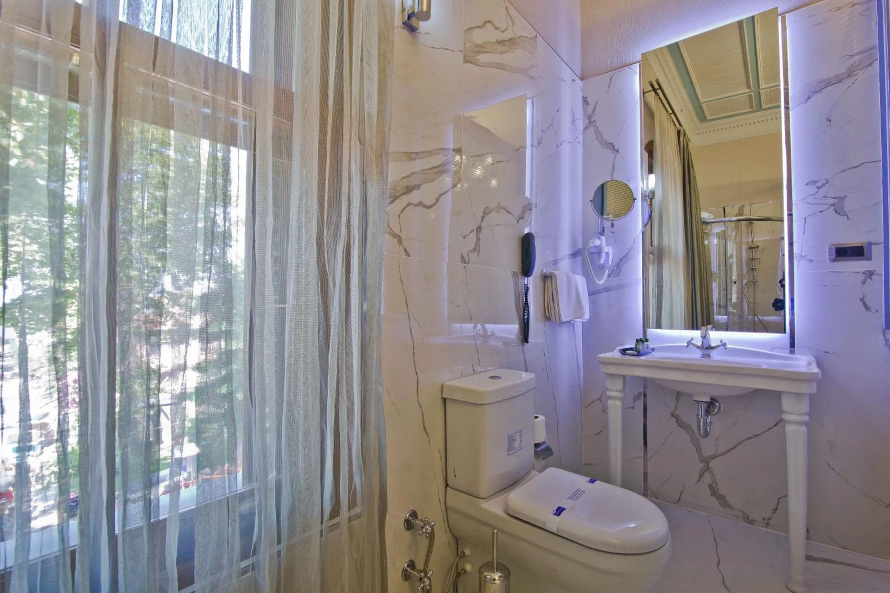 Bathroom in No2 Hotel By Şükrü