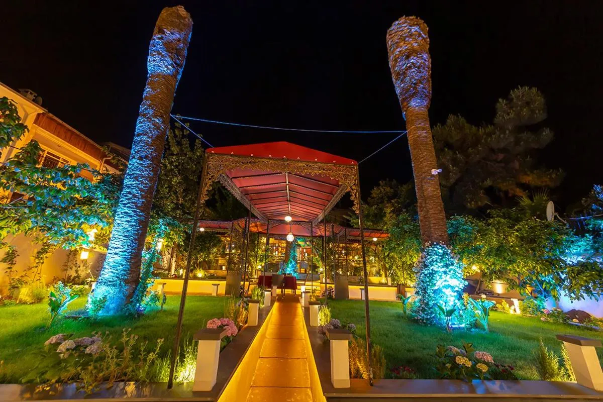 Garden in No2 Hotel By Şükrü