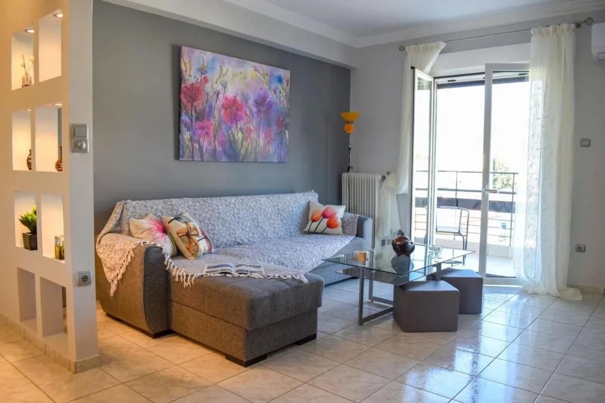 Cozy flat on the main square, 10min to the sea
