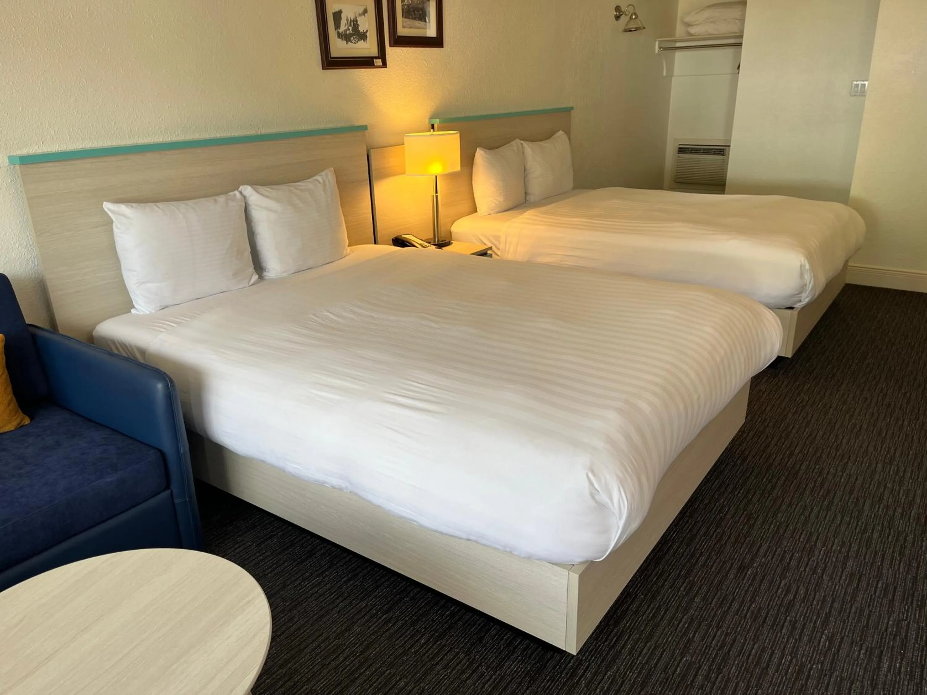 Photo of the whole room, Bed in Revelstoke Lodge