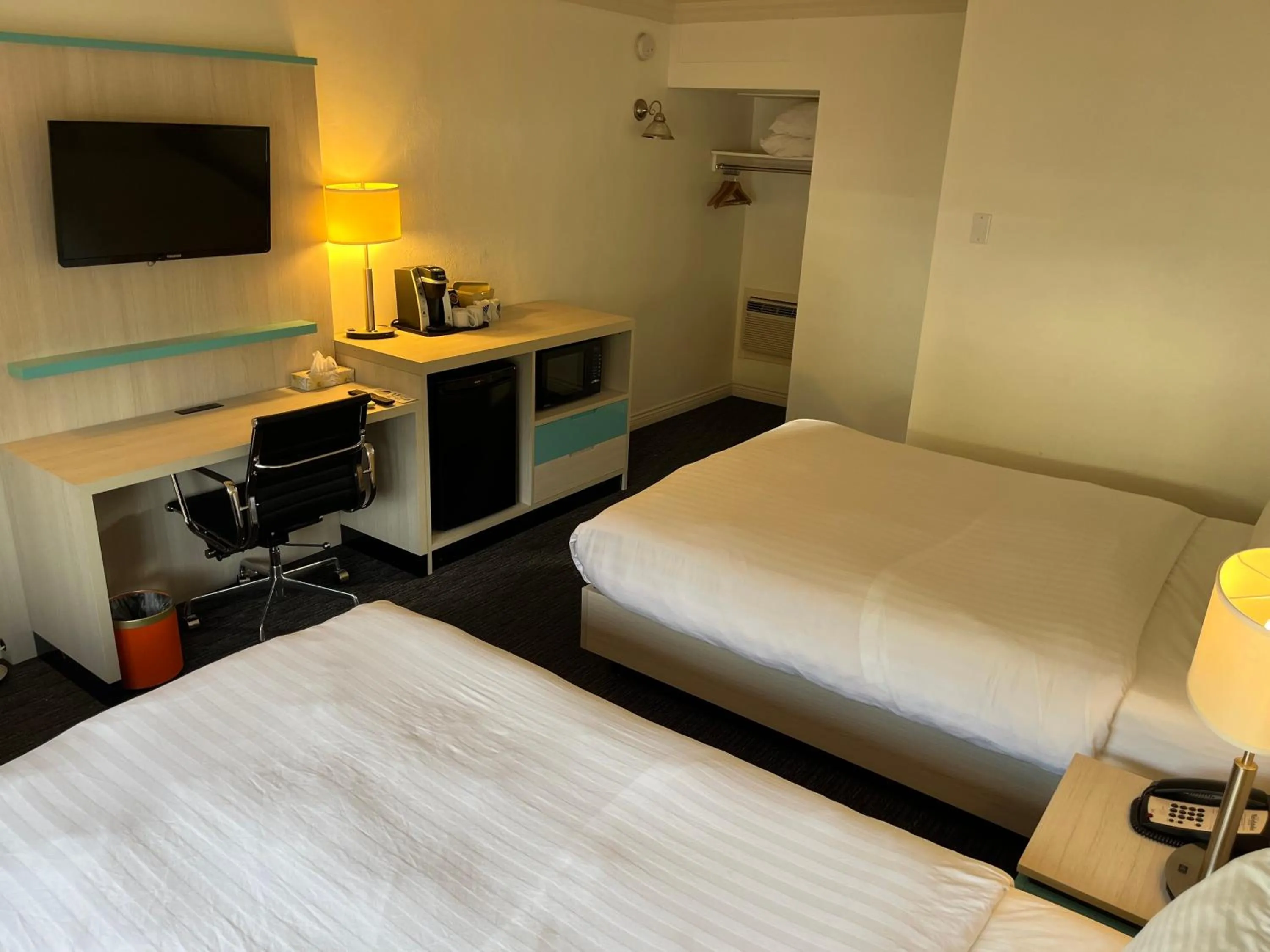 Photo of the whole room, Bed in Revelstoke Lodge