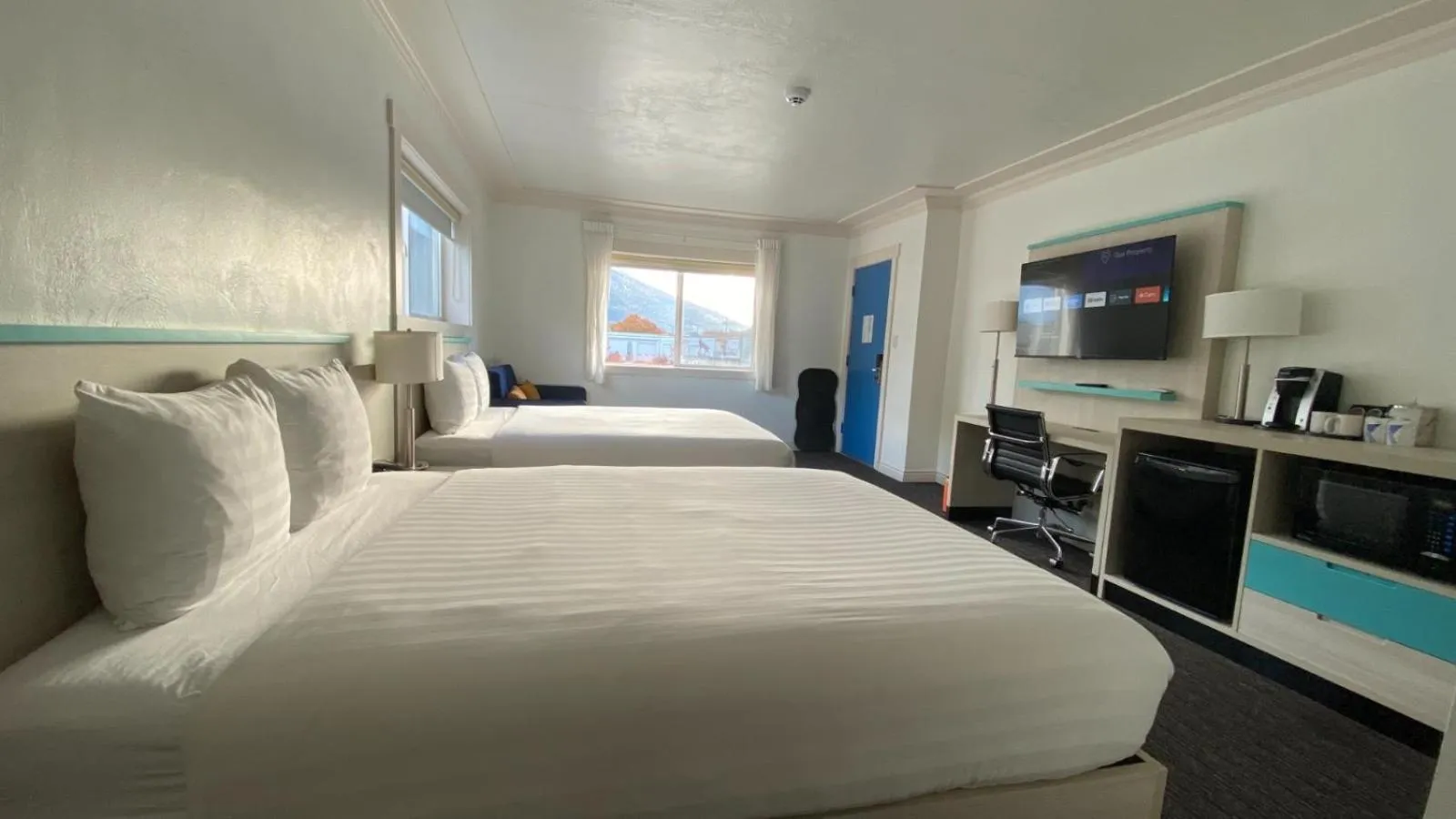 Photo of the whole room, Bed in Revelstoke Lodge