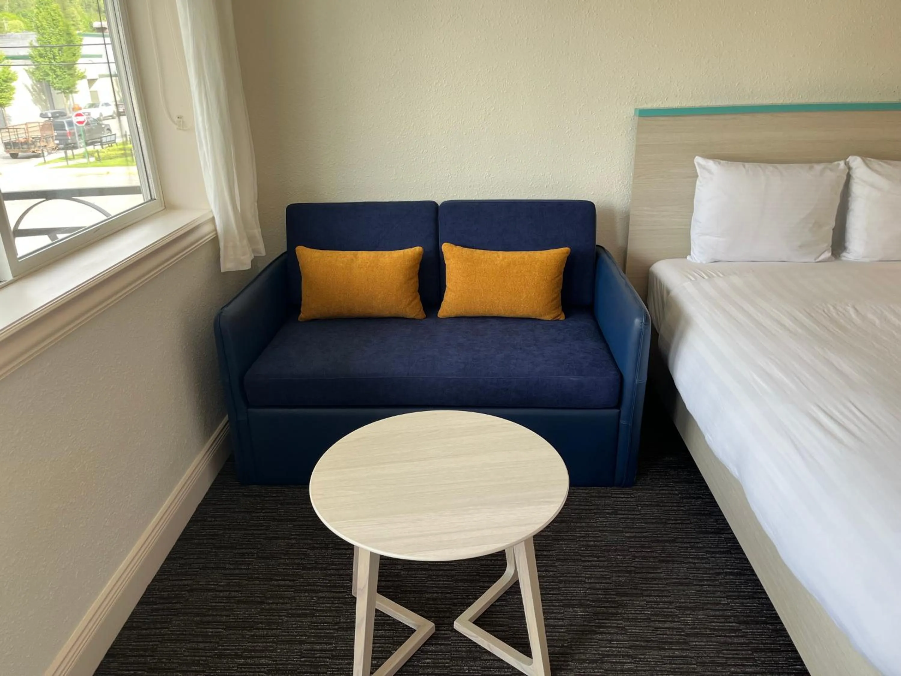 Seating area, Bed in Revelstoke Lodge
