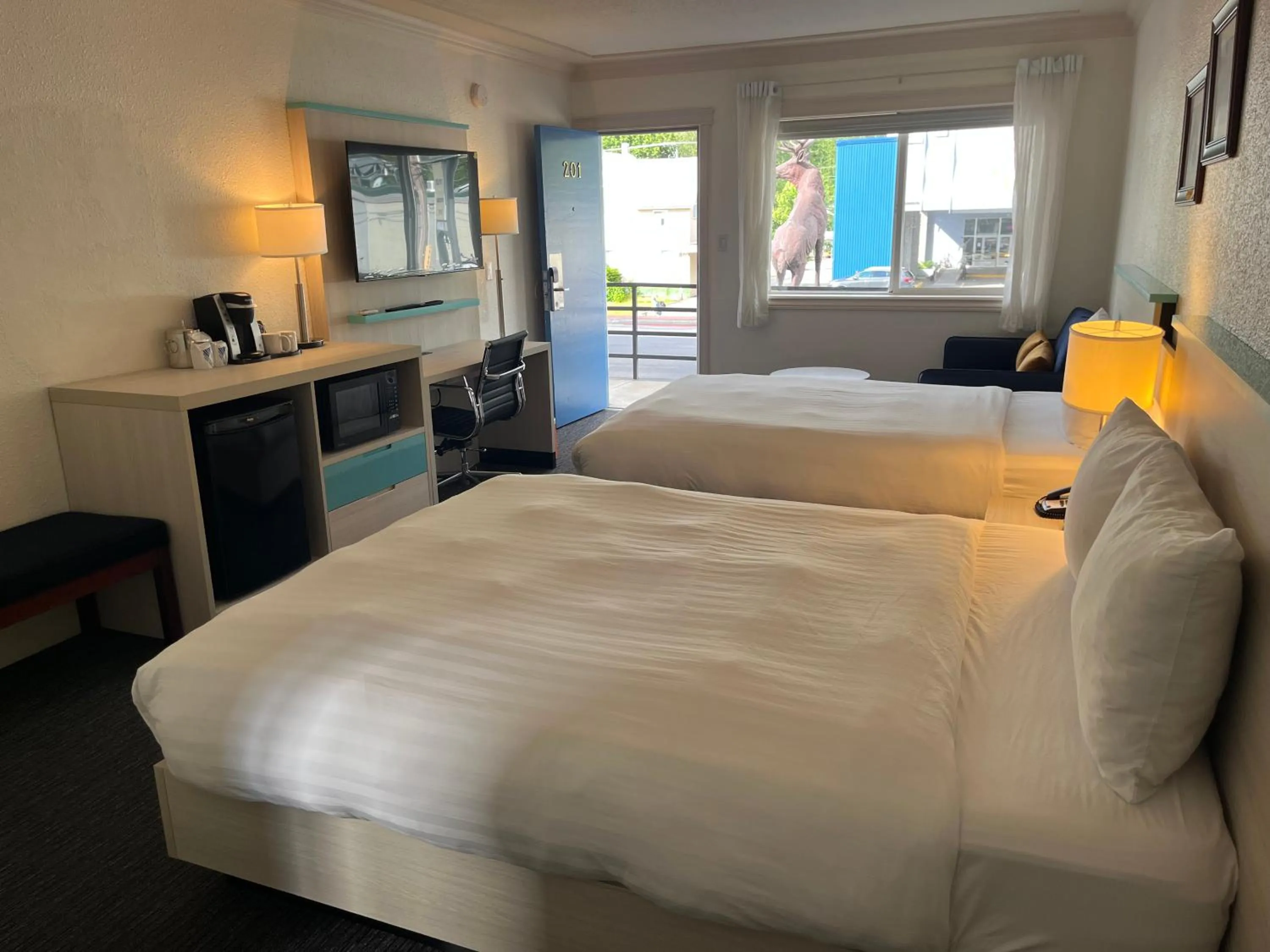 Photo of the whole room, Bed in Revelstoke Lodge