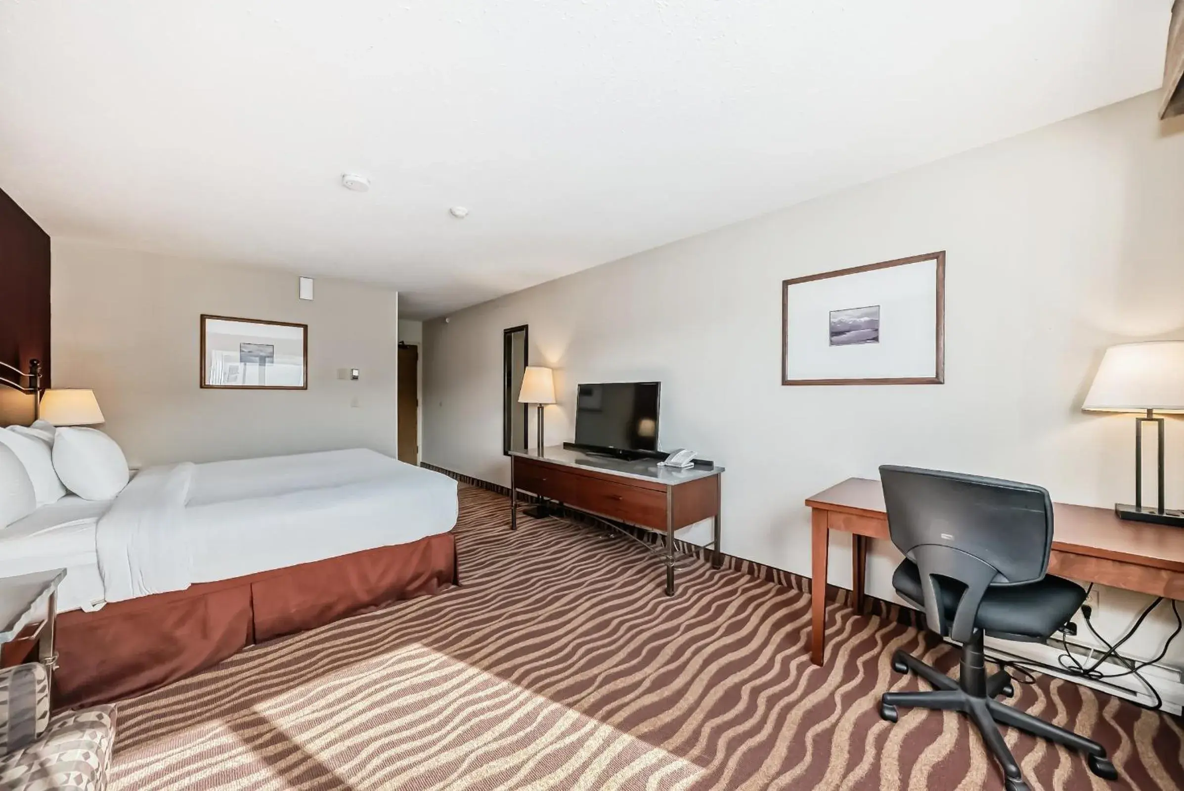 Bedroom, Bed in Invermere Inn & Suites Bedroom, Bed in Invermere Inn & Suites