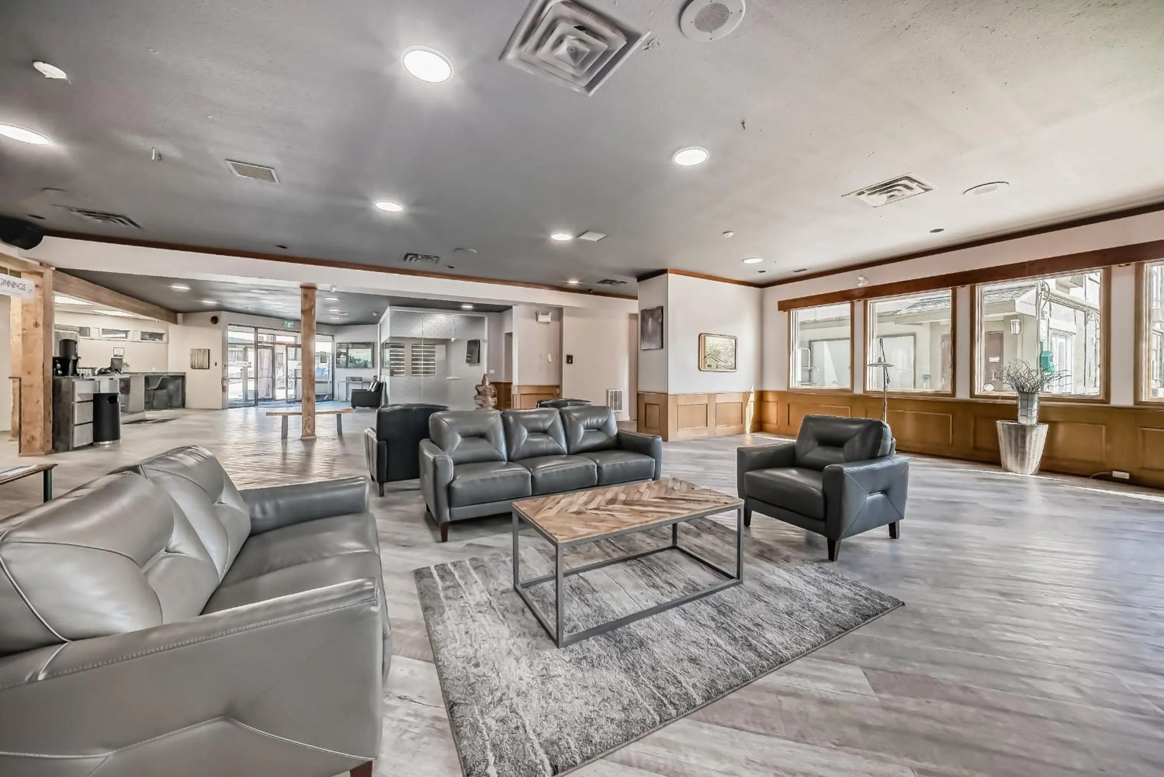 Communal lounge/ TV room in Invermere Inn & Suites