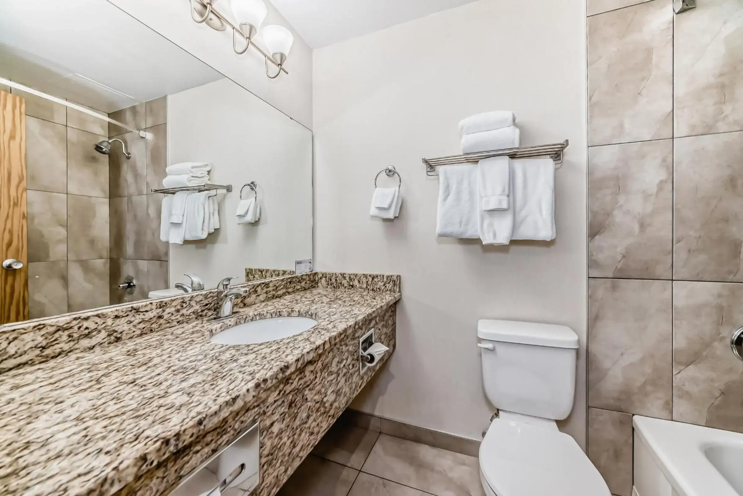 Standard King Room in Invermere Inn & Suites Standard King Room in Invermere Inn & Suites