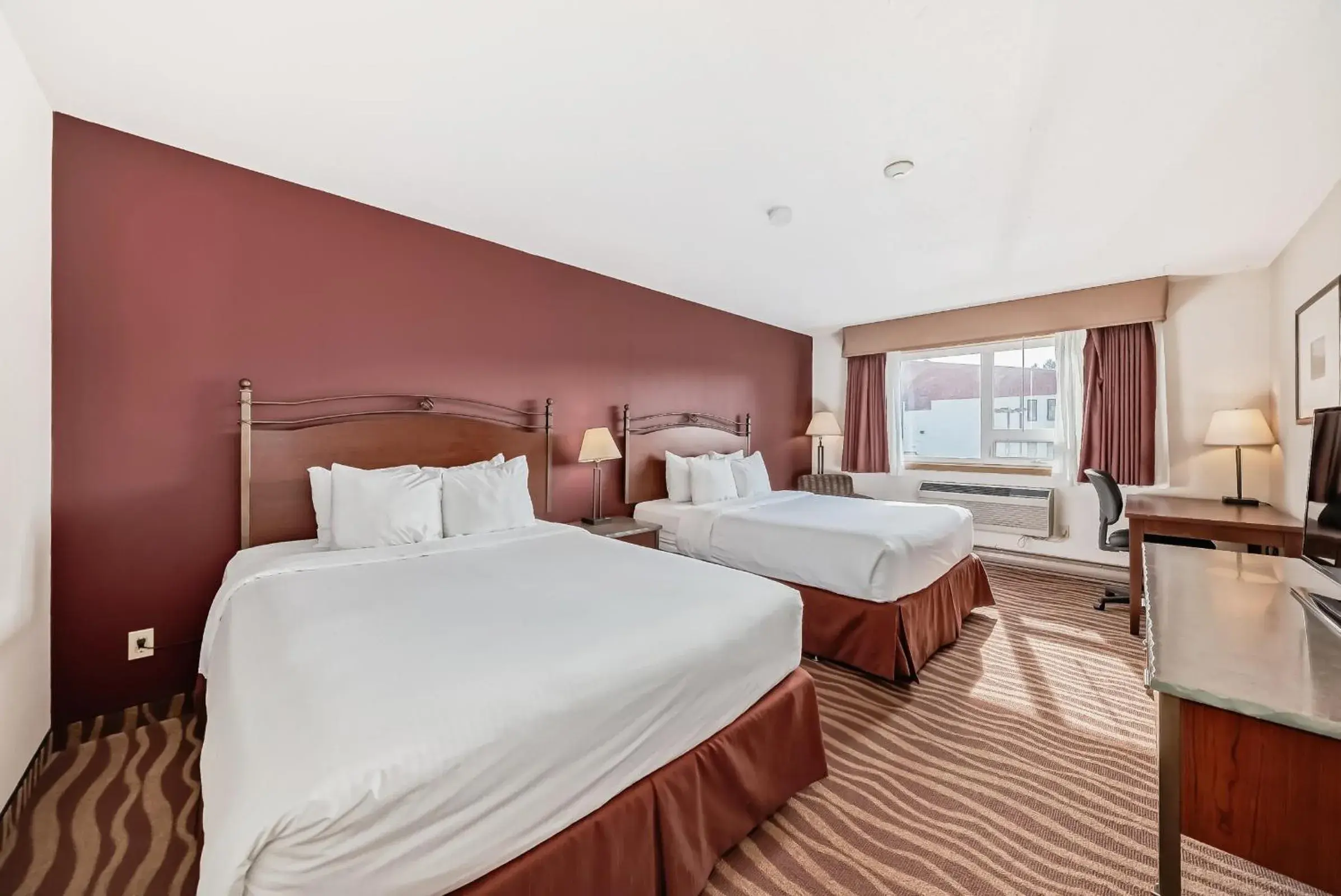 Bed in Invermere Inn & Suites Bed in Invermere Inn & Suites