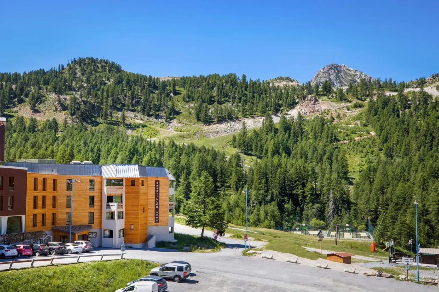 Property building in SOWELL RESIDENCES New Chastillon Property building in SOWELL RESIDENCES New Chastillon