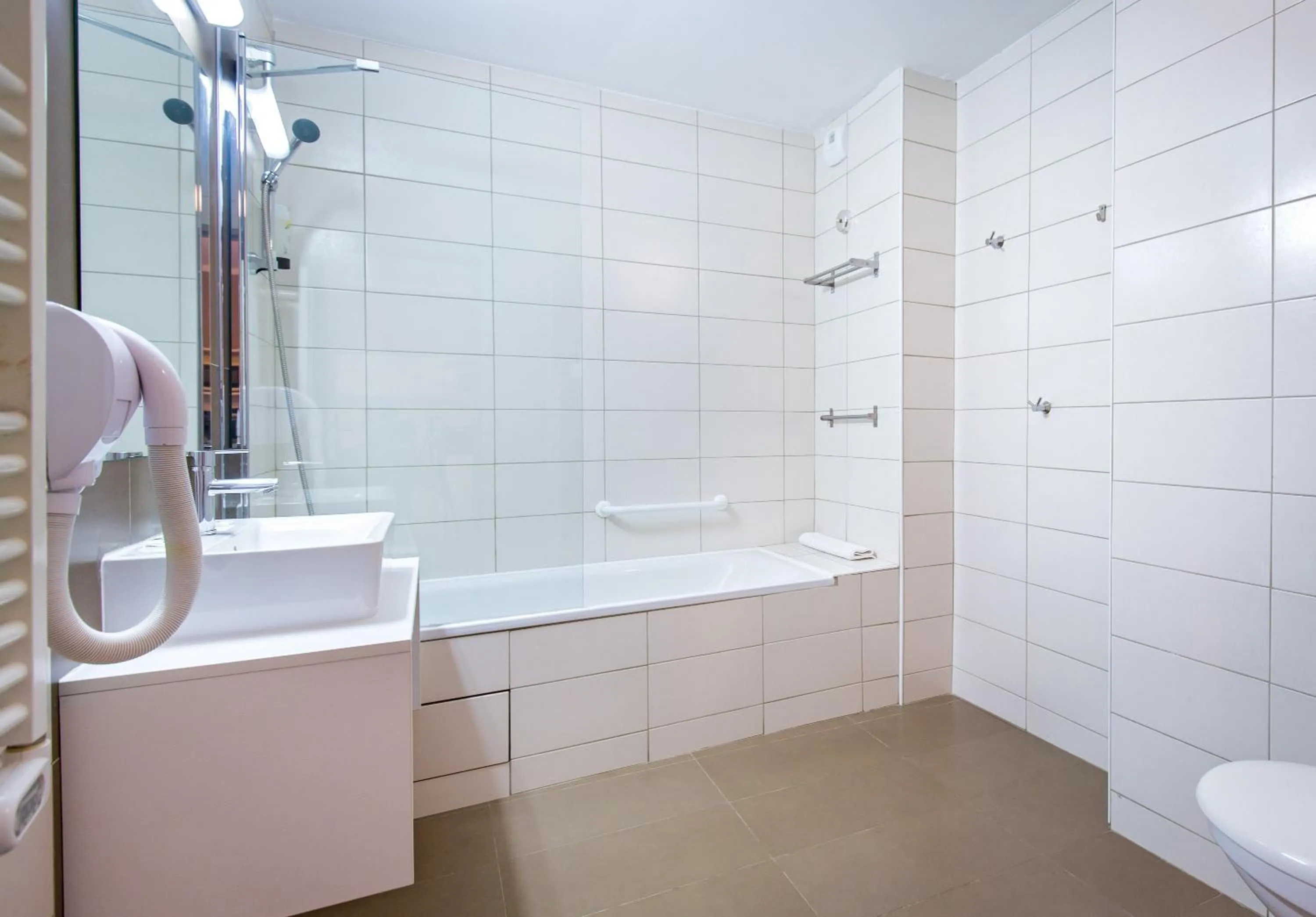 Bathroom in SOWELL RESIDENCES New Chastillon