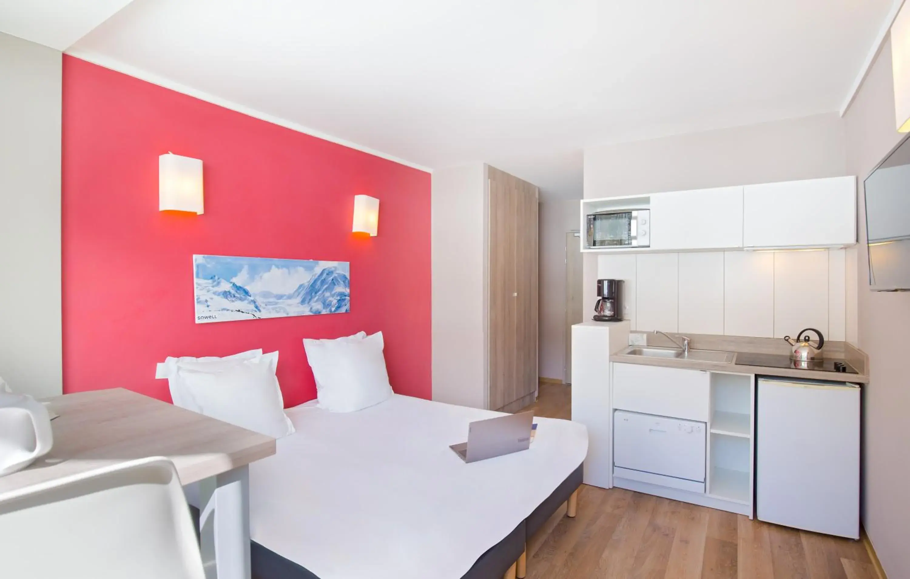 Kitchen or kitchenette, Bed in SOWELL RESIDENCES New Chastillon Kitchen or kitchenette, Bed in SOWELL RESIDENCES New Chastillon