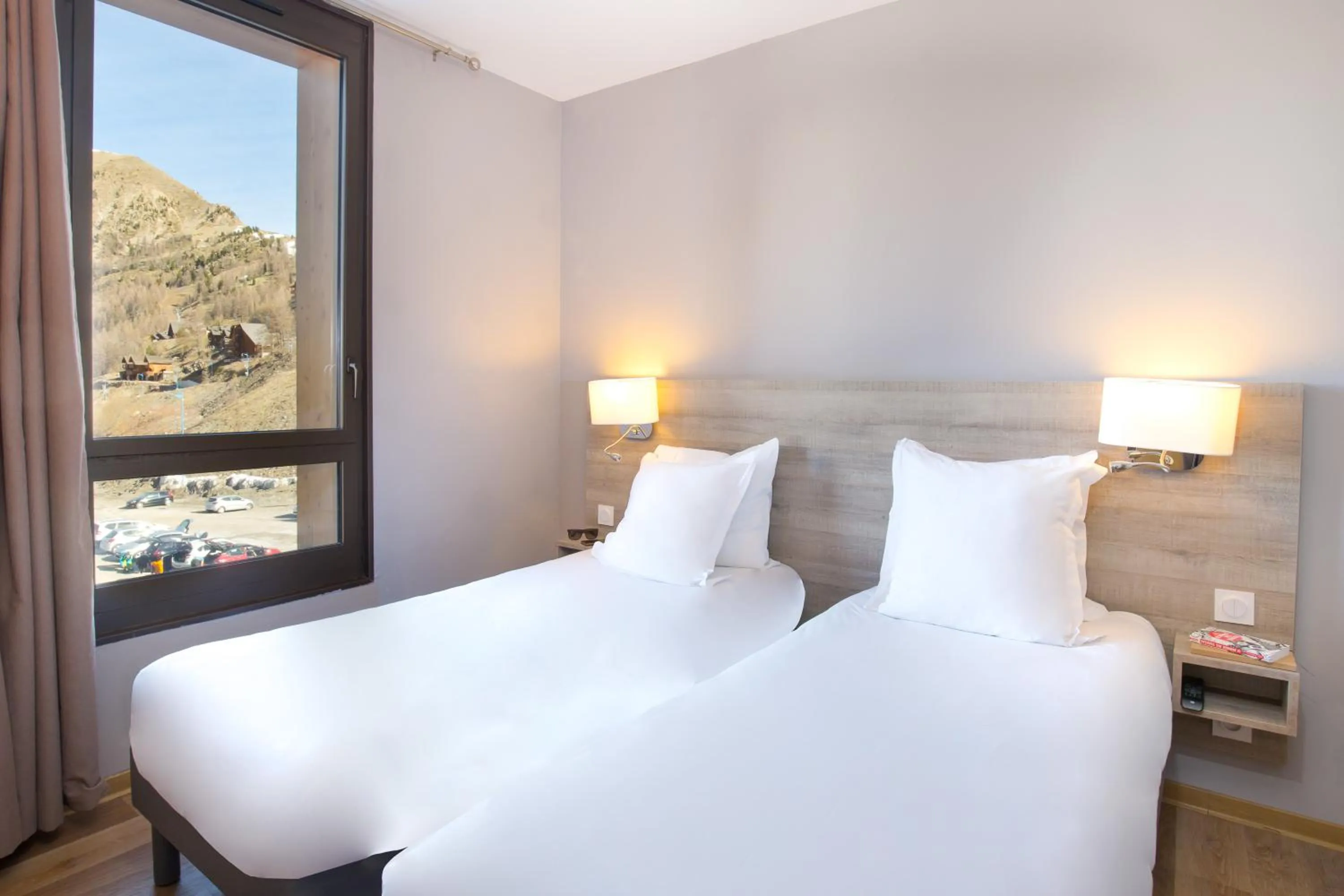 Bedroom, Bed in SOWELL RESIDENCES New Chastillon