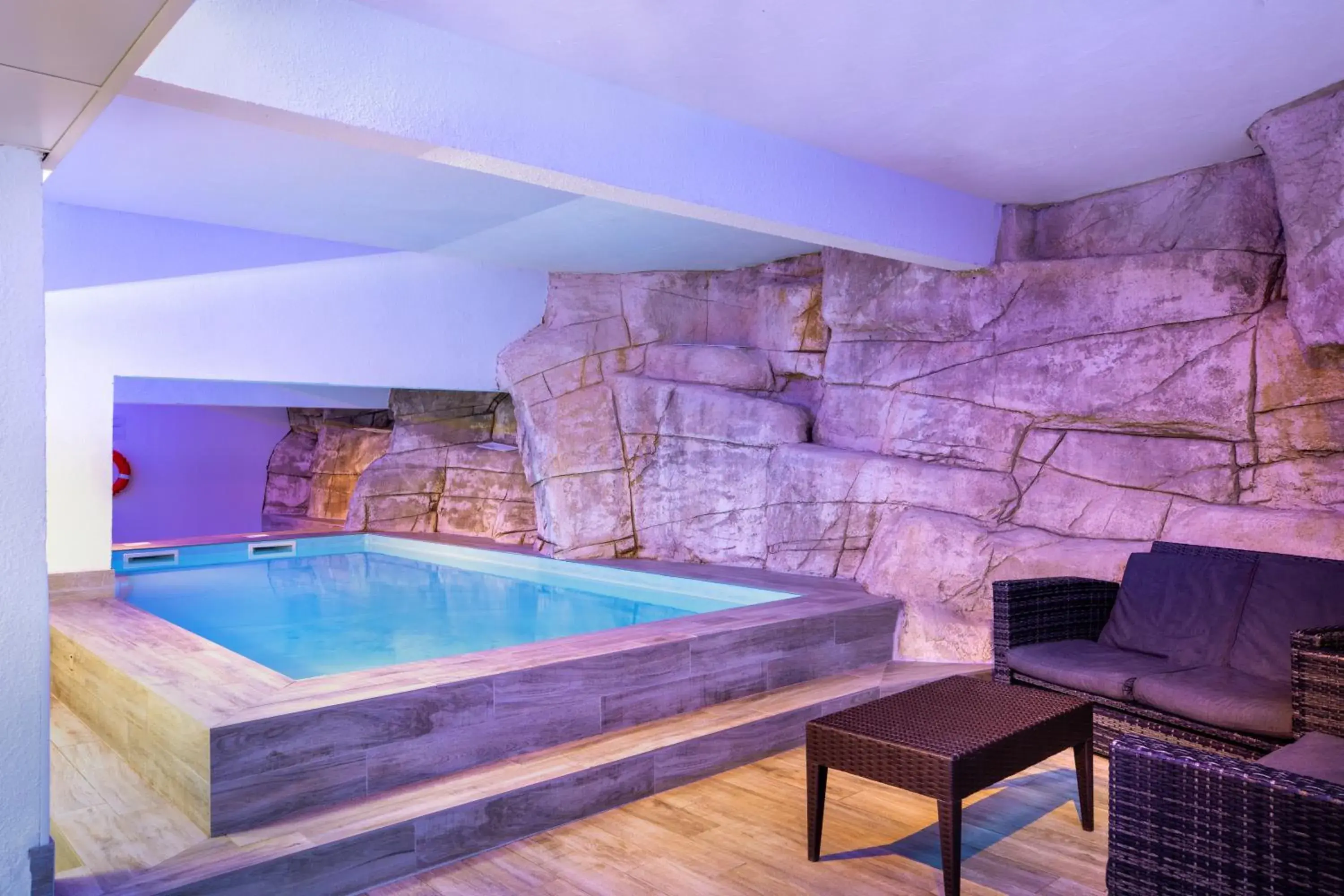 Swimming pool in SOWELL RESIDENCES New Chastillon Swimming pool in SOWELL RESIDENCES New Chastillon