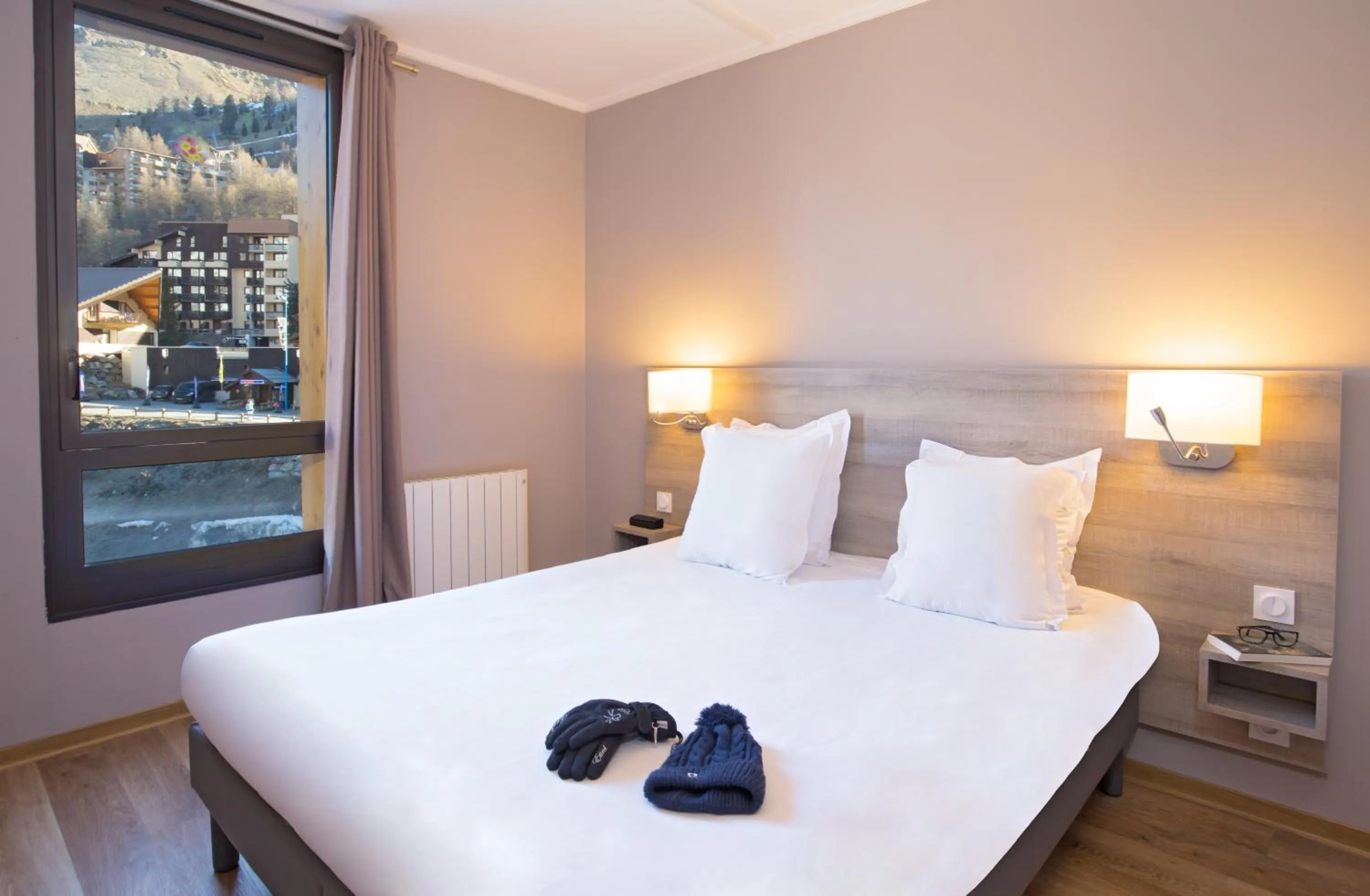 Bedroom, Bed in SOWELL RESIDENCES New Chastillon