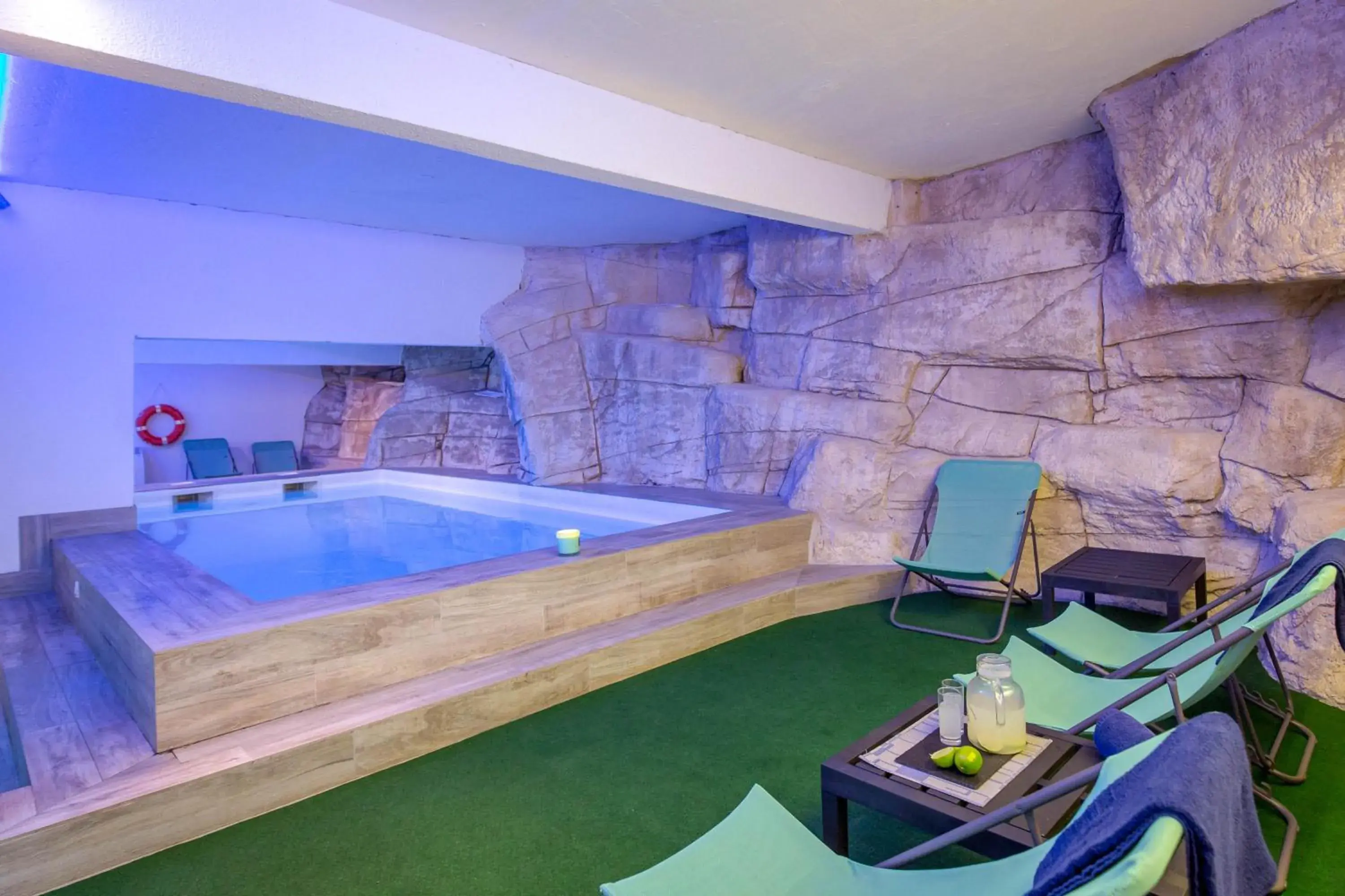 Pool view in SOWELL RESIDENCES New Chastillon Pool view in SOWELL RESIDENCES New Chastillon