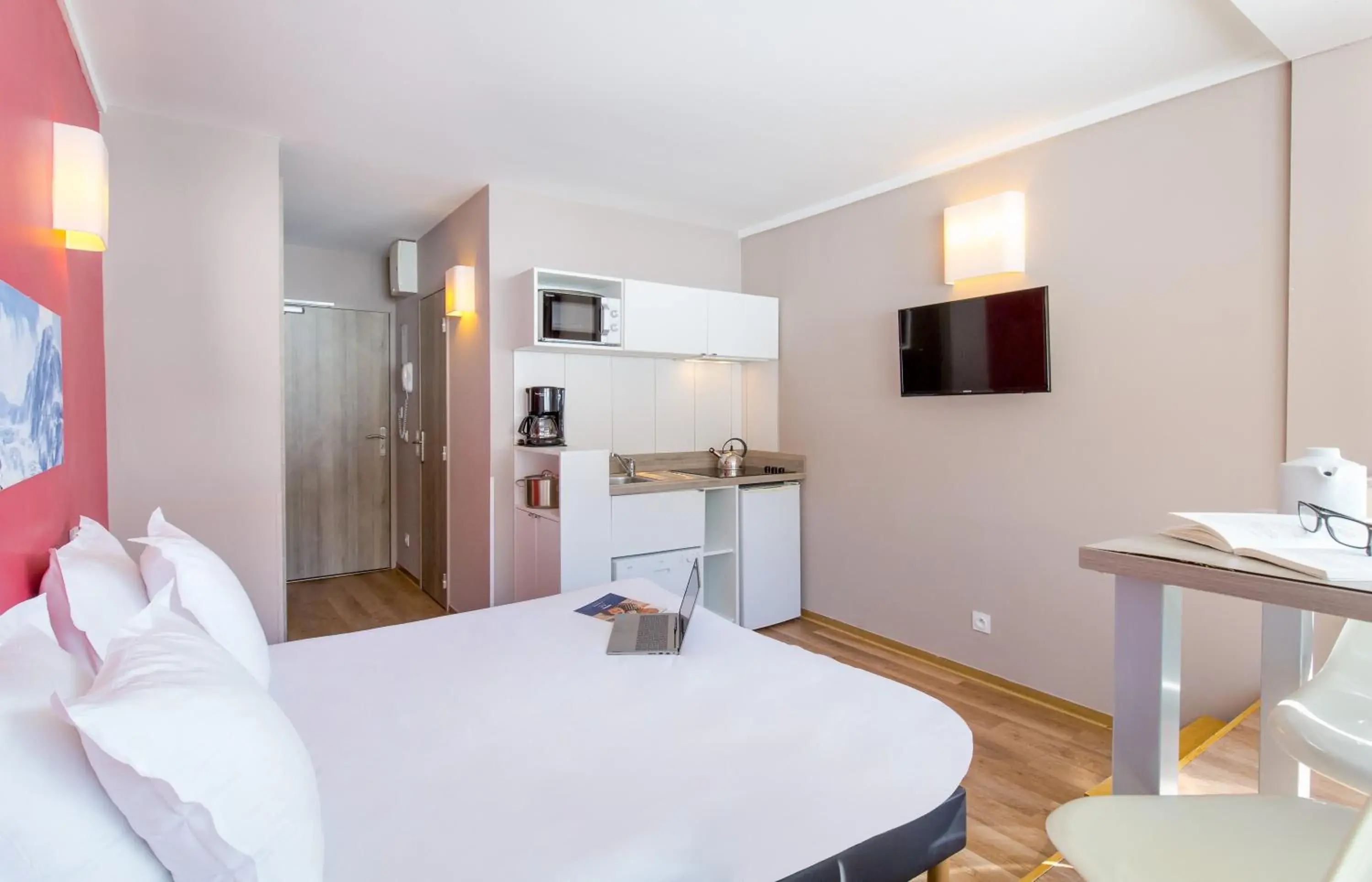 Photo of the whole room, Bed in SOWELL RESIDENCES New Chastillon Photo of the whole room, Bed in SOWELL RESIDENCES New Chastillon