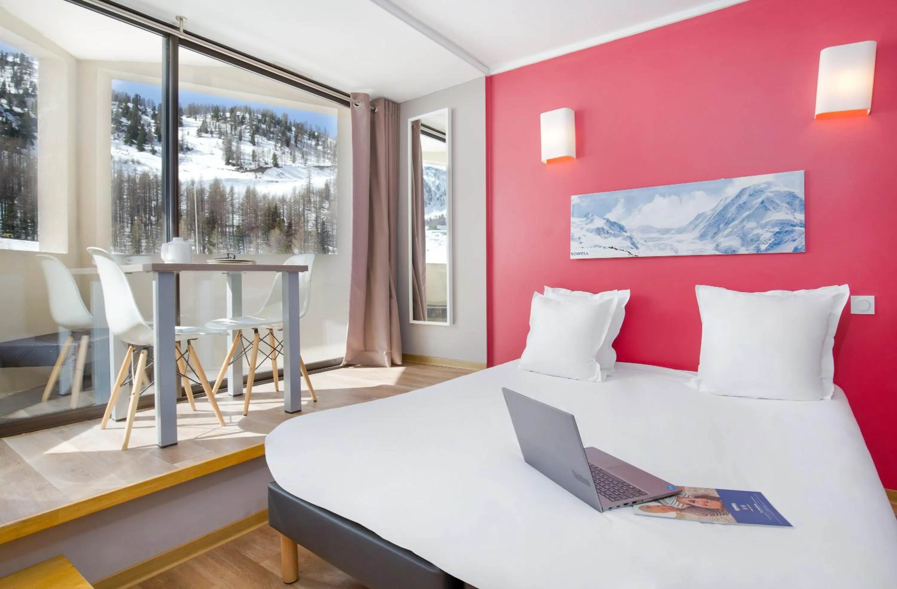 Photo of the whole room, Bed in SOWELL RESIDENCES New Chastillon