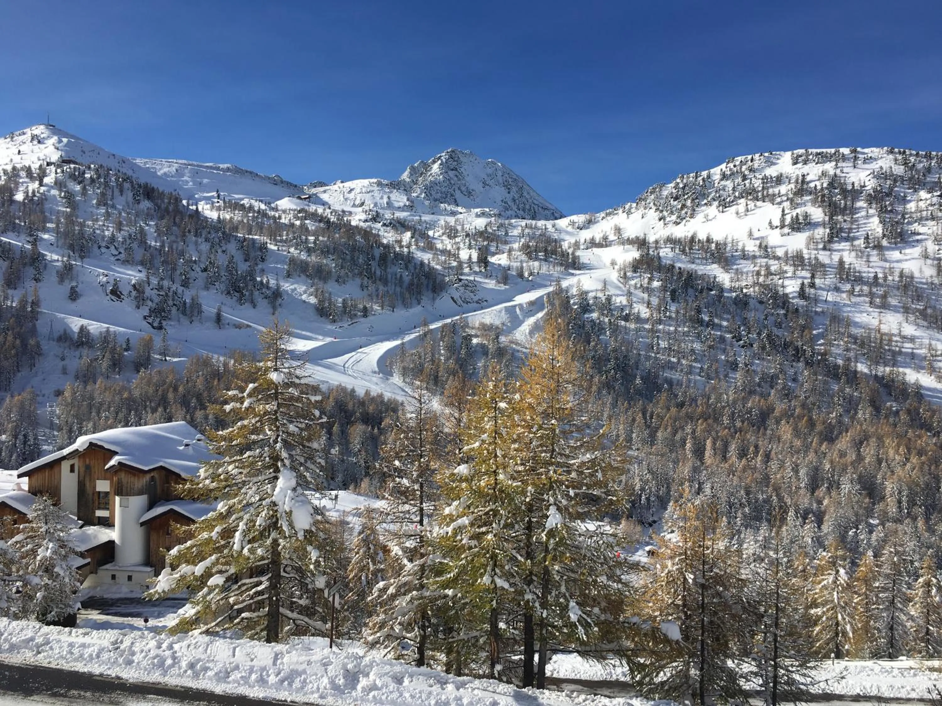 Skiing in SOWELL RESIDENCES New Chastillon