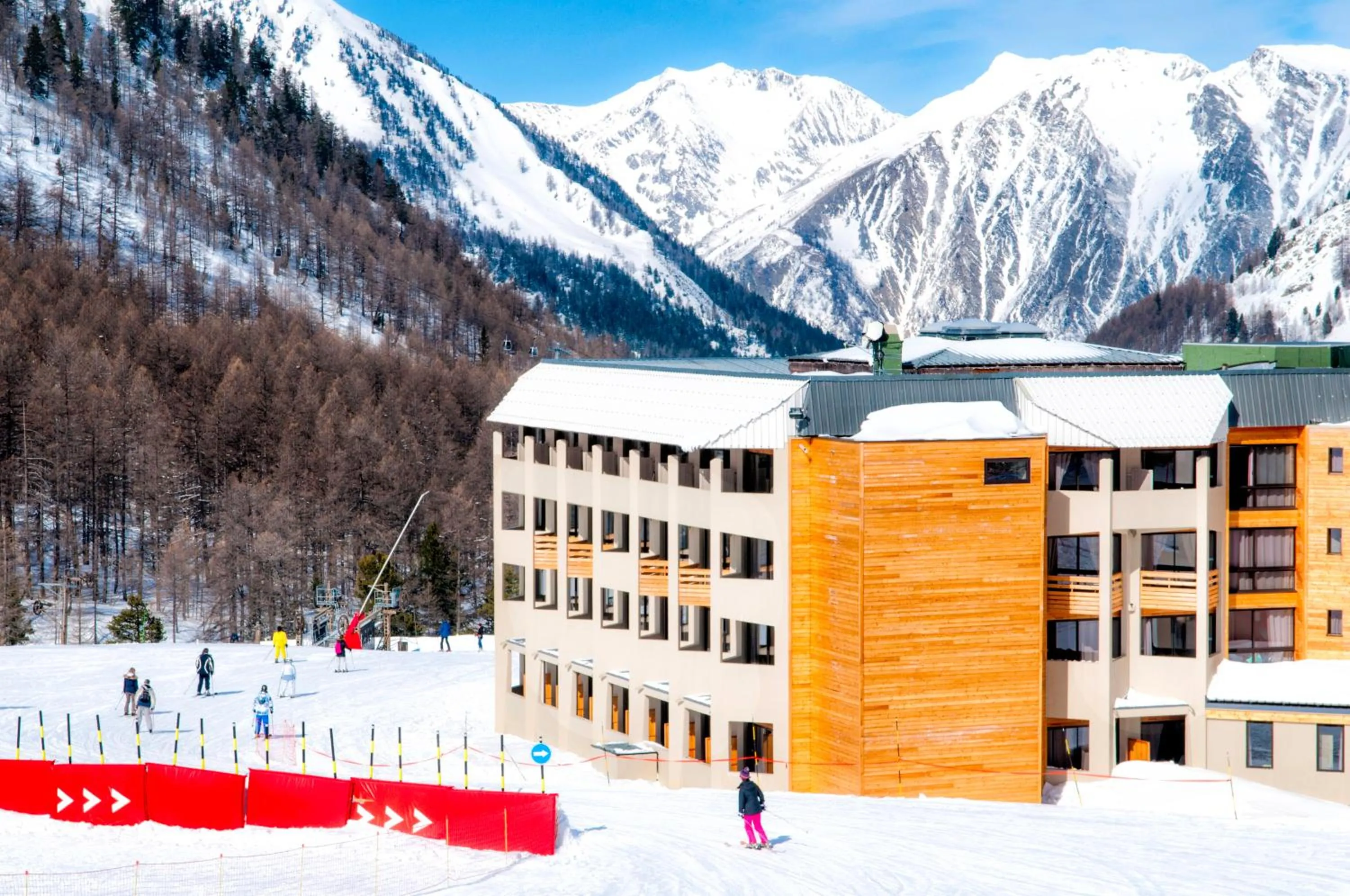 Facade/entrance in SOWELL RESIDENCES New Chastillon