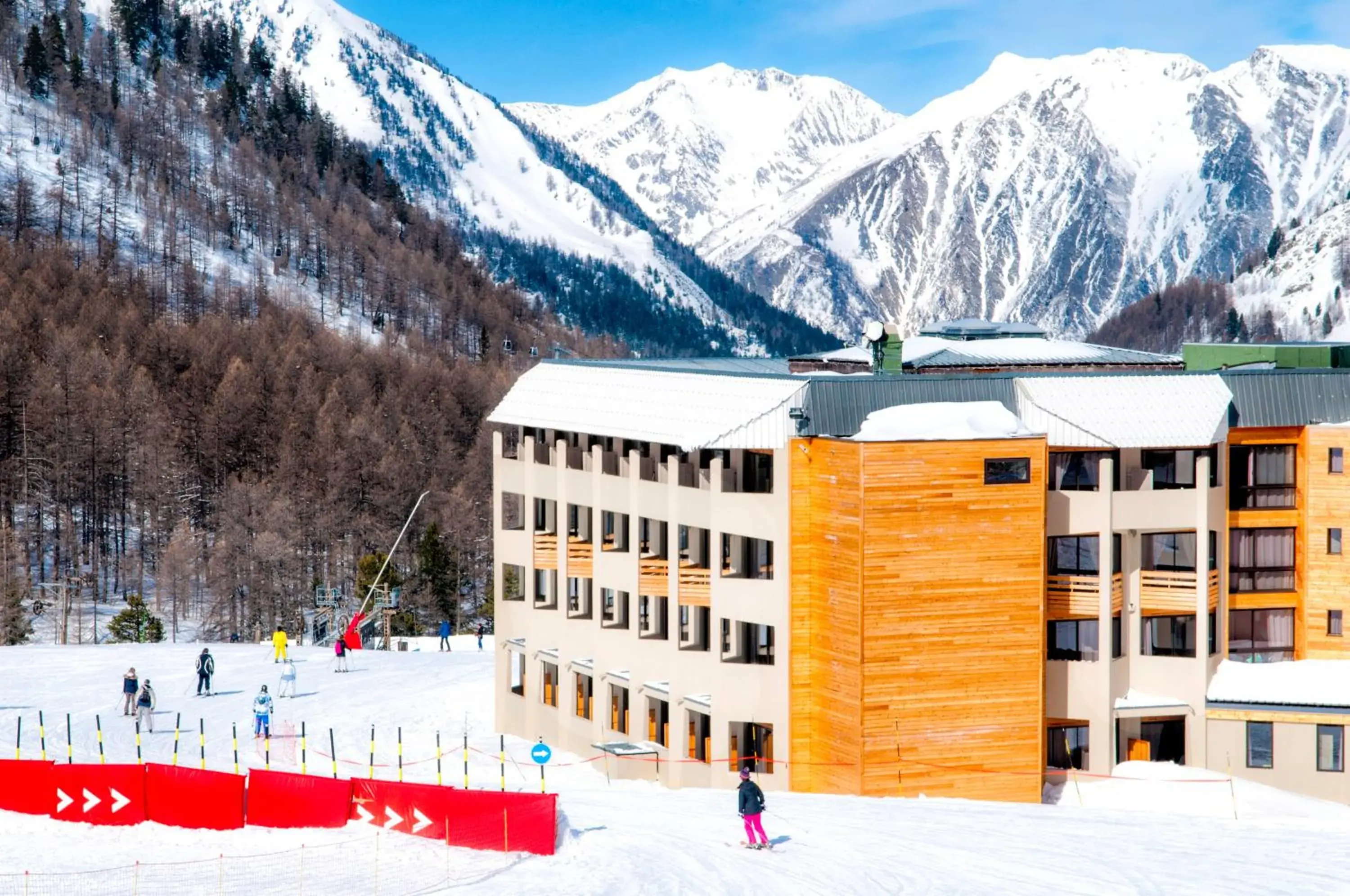 Facade/entrance in SOWELL RESIDENCES New Chastillon Facade/entrance in SOWELL RESIDENCES New Chastillon