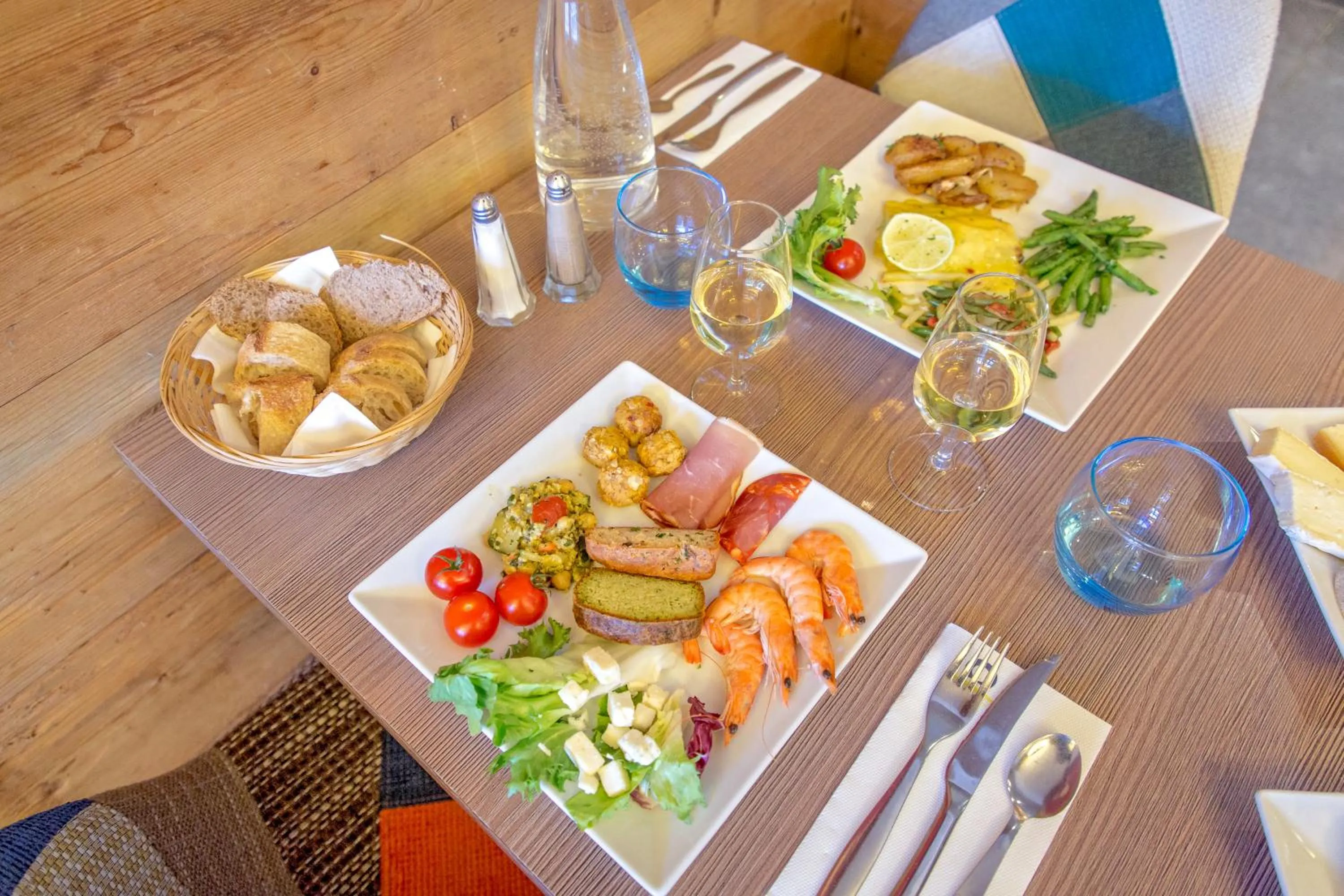 Restaurant/places to eat in SOWELL HOTELS Le Pas du Loup