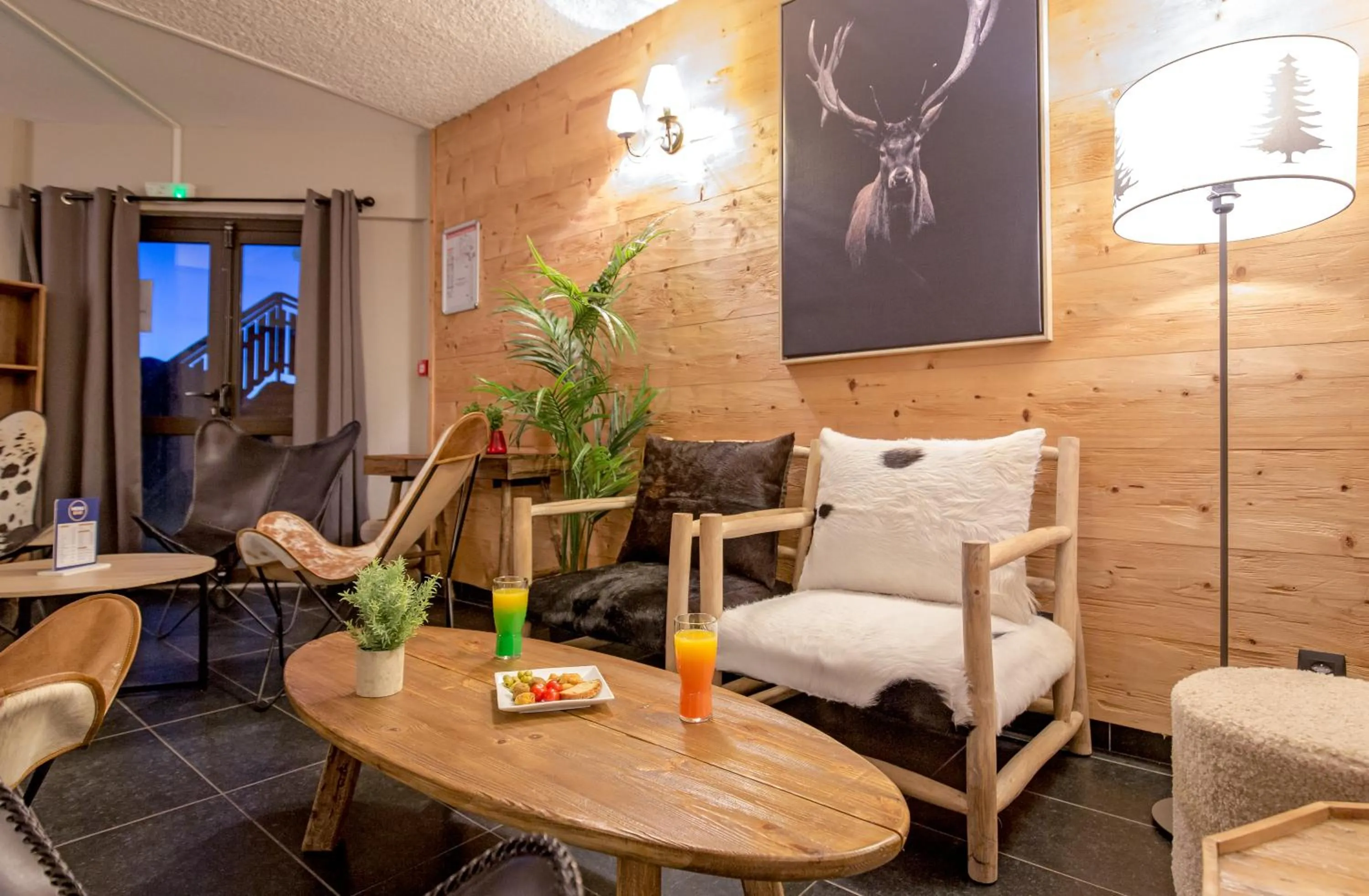 Lounge or bar in SOWELL HOTELS Le Pas du Loup