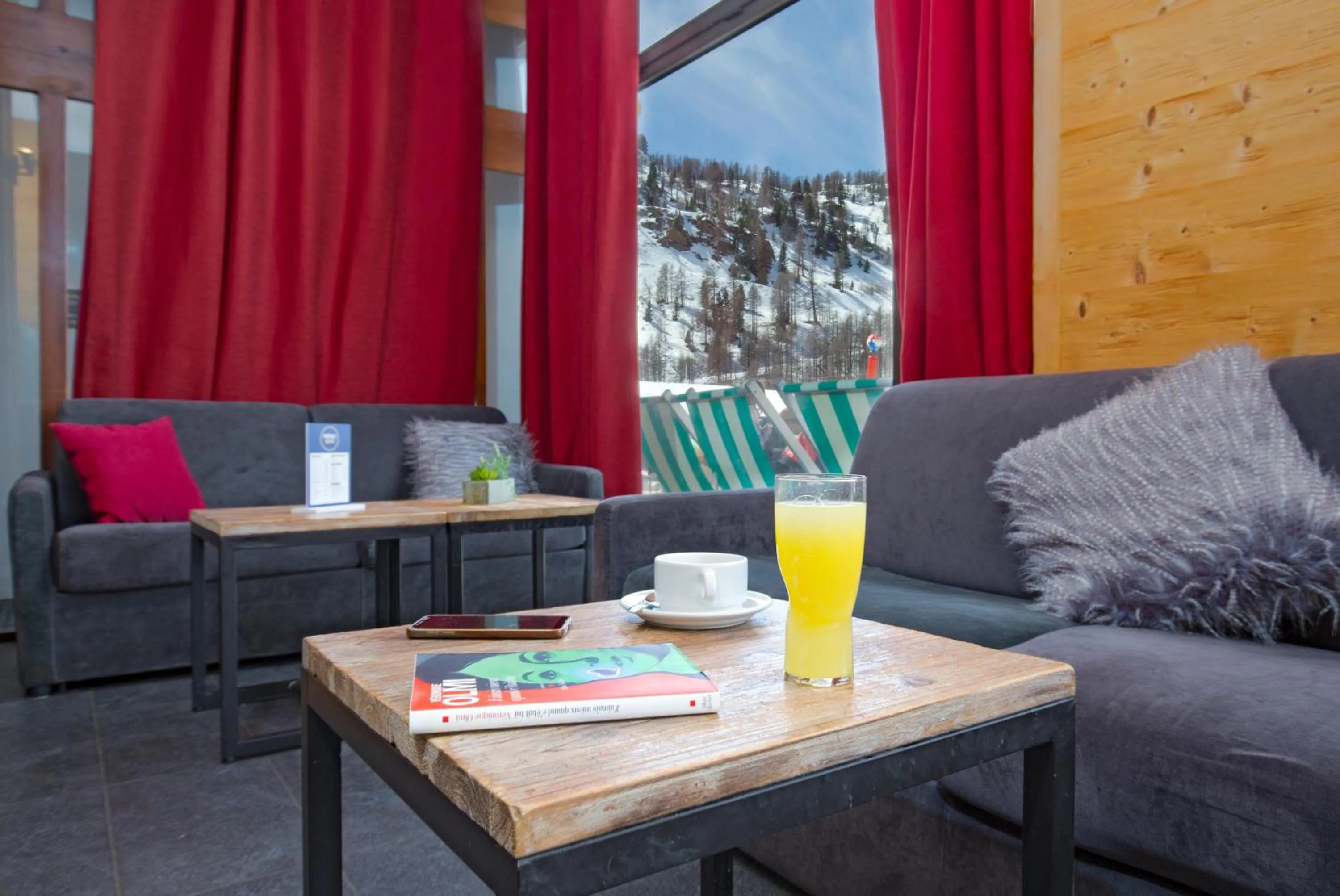 Living room in SOWELL HOTELS Le Pas du Loup