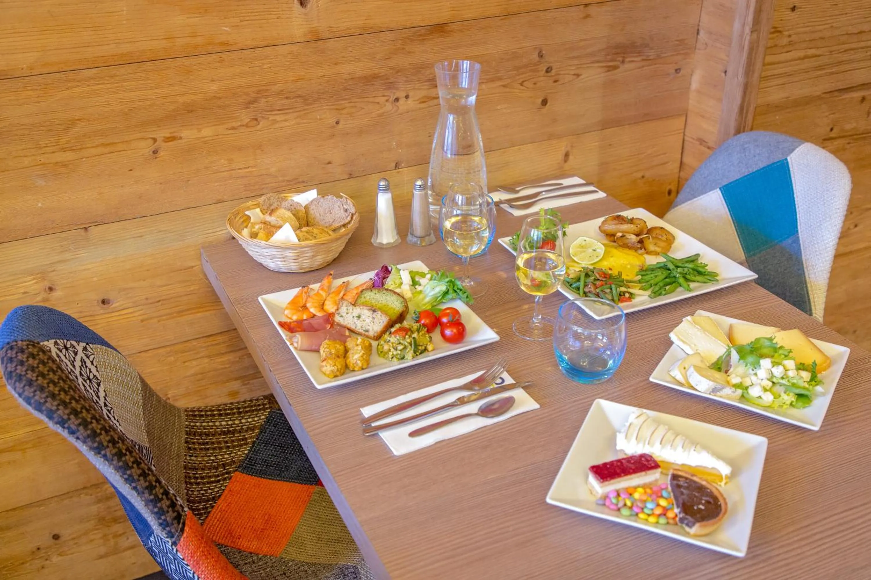 Restaurant/places to eat in SOWELL HOTELS Le Pas du Loup