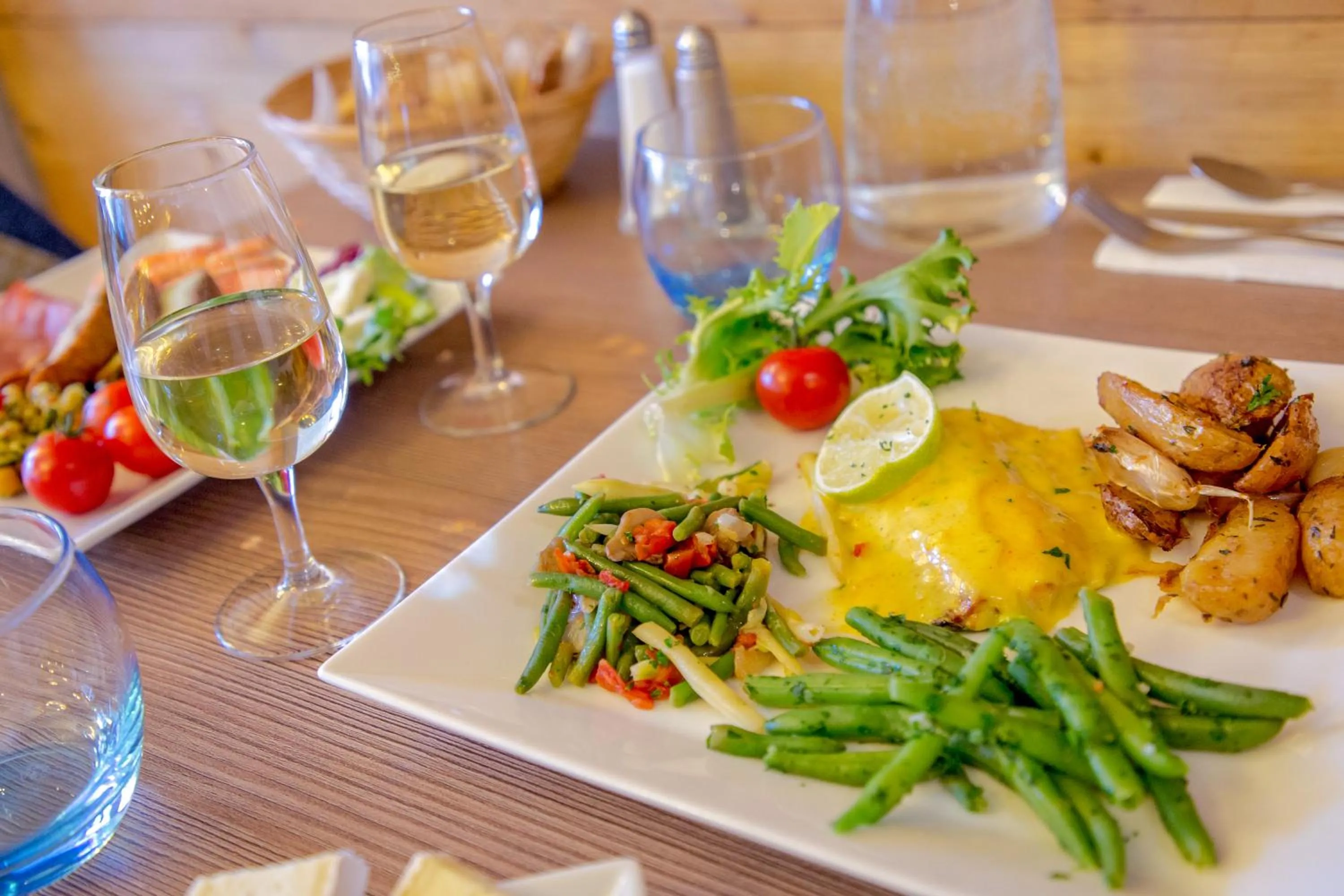 Restaurant/places to eat in SOWELL HOTELS Le Pas du Loup