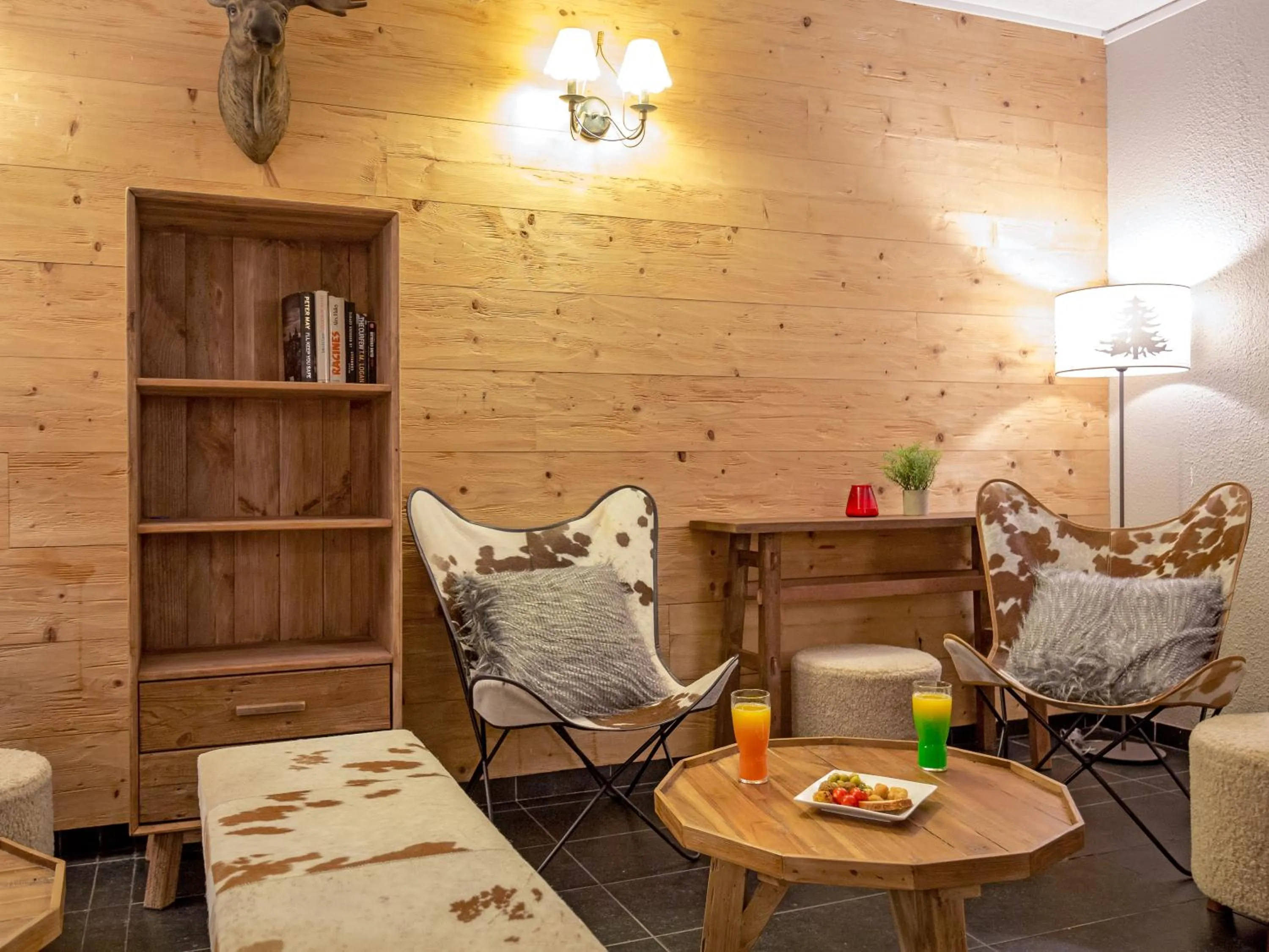 Lounge or bar in SOWELL HOTELS Le Pas du Loup