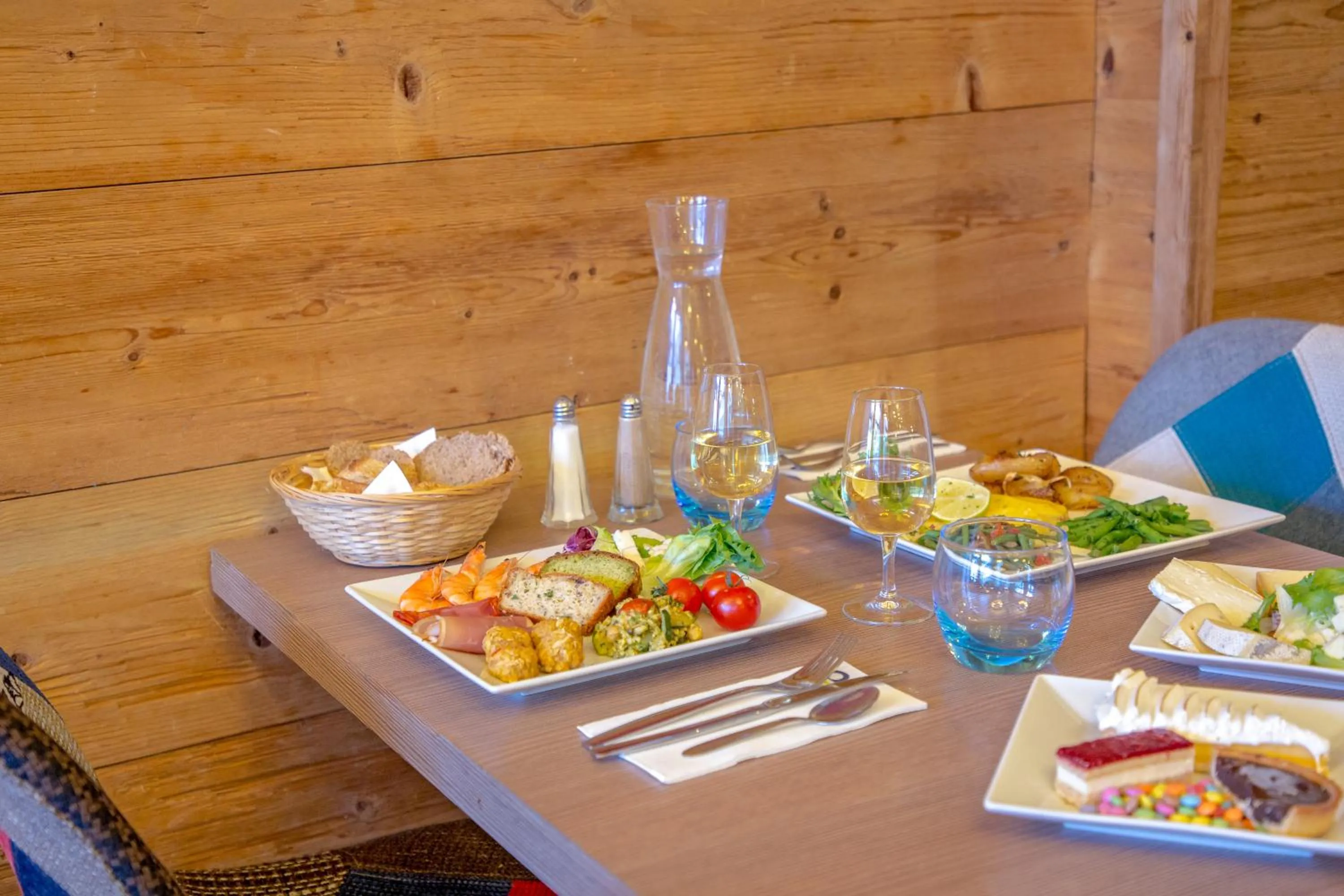 Restaurant/places to eat in SOWELL HOTELS Le Pas du Loup