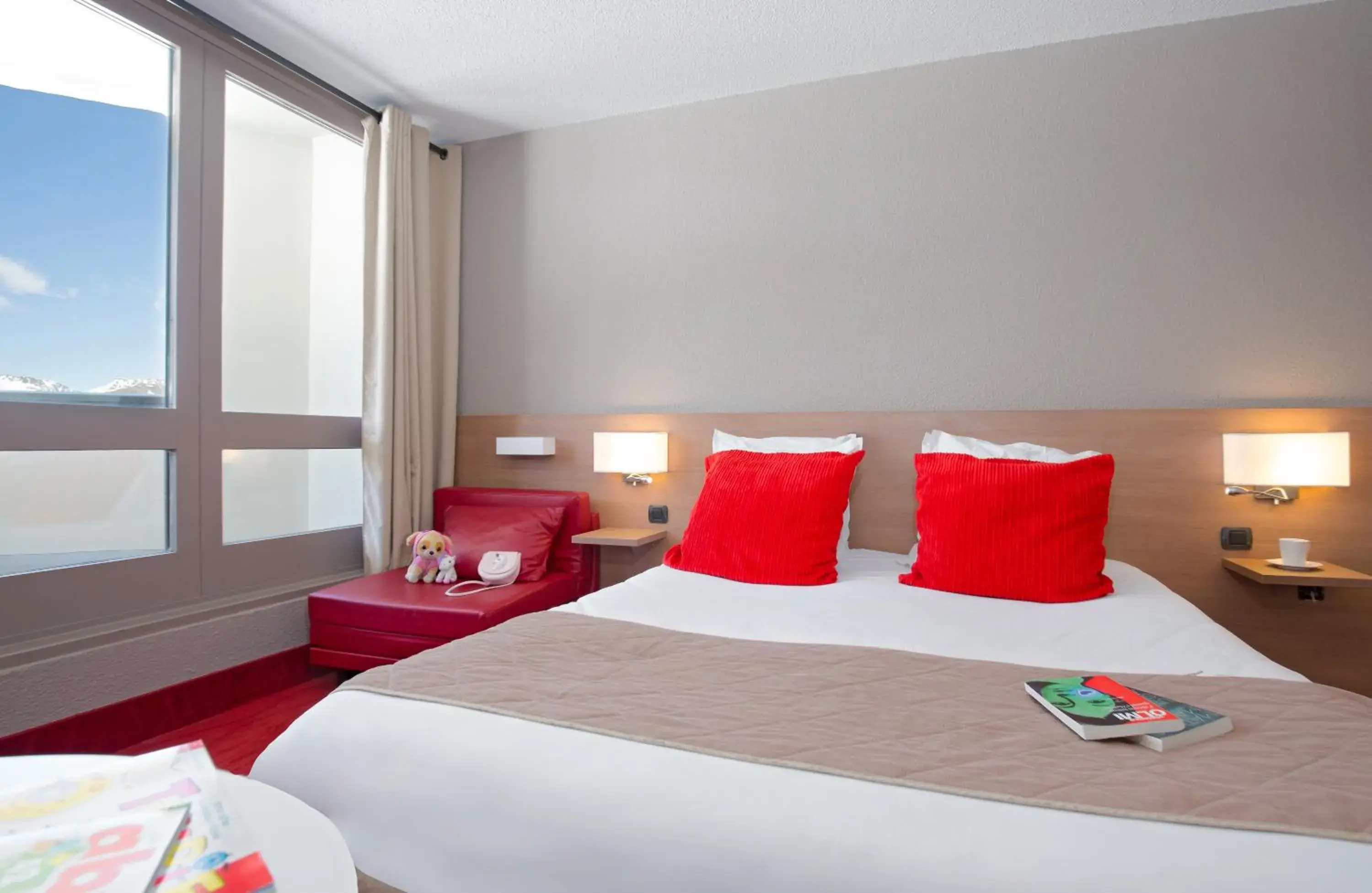 Bedroom, Bed in SOWELL HOTELS Le Pas du Loup Bedroom, Bed in SOWELL HOTELS Le Pas du Loup