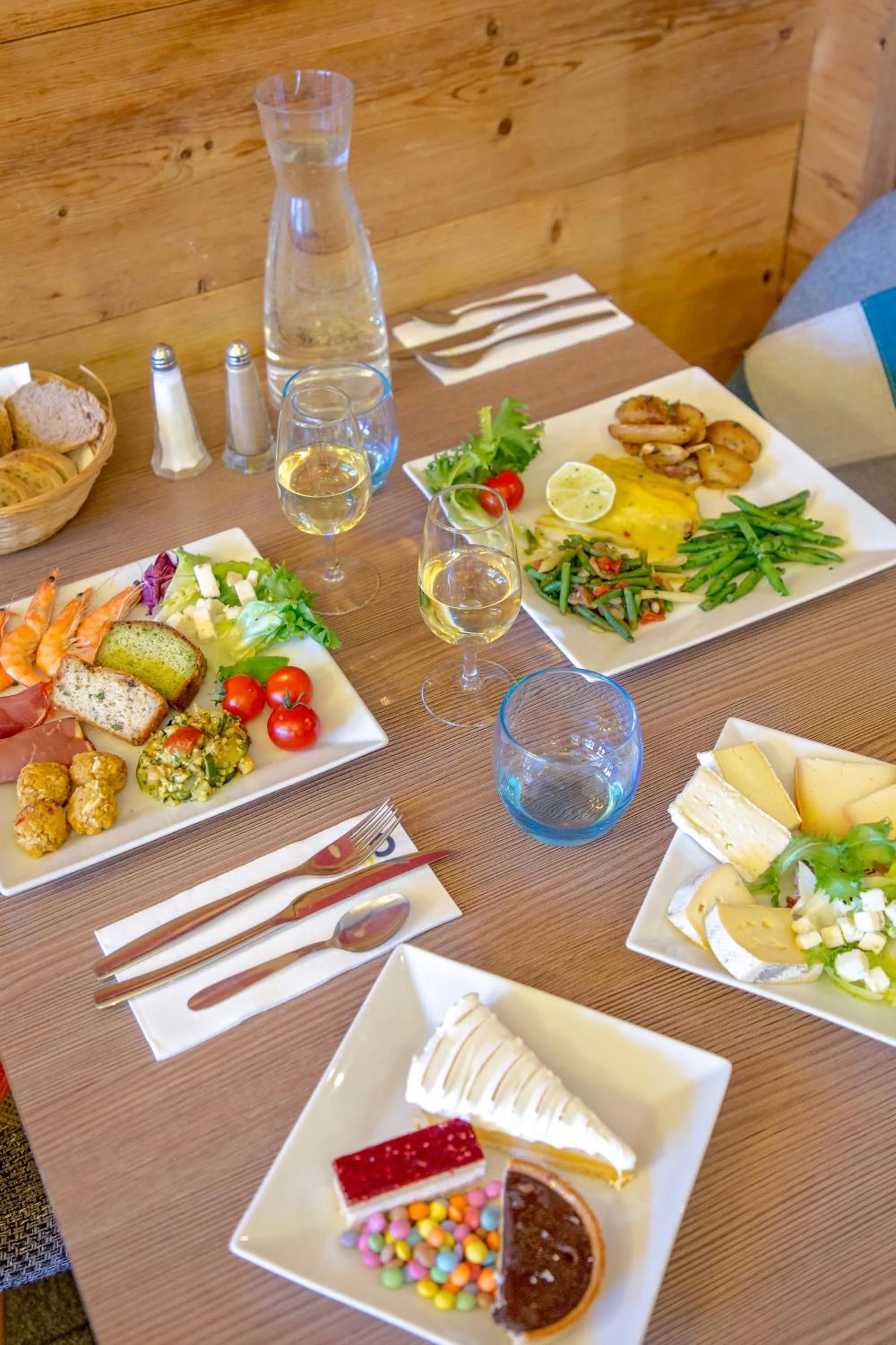 Restaurant/places to eat in SOWELL HOTELS Le Pas du Loup