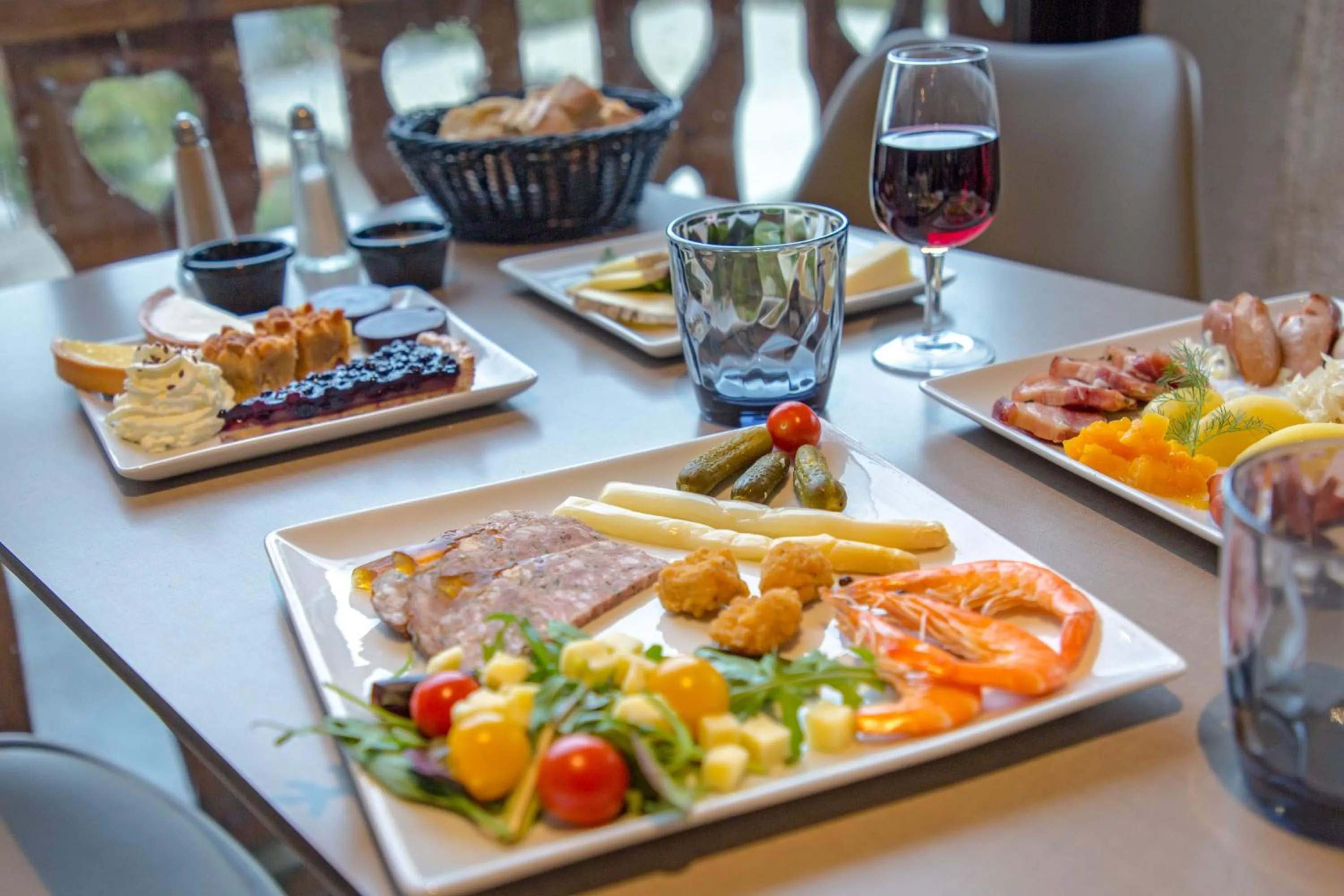 Restaurant/places to eat in SOWELL Family Les Bergers