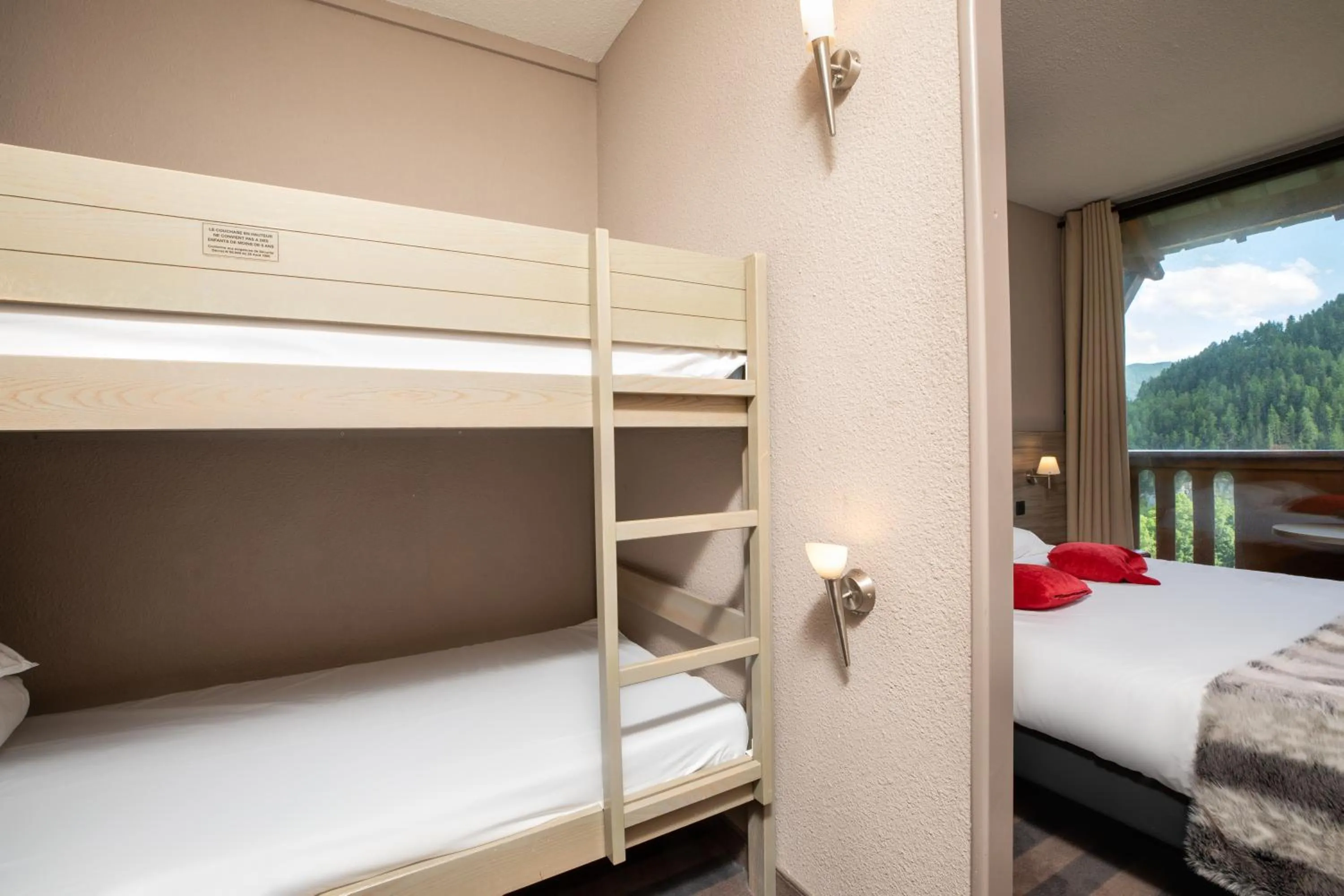 bunk bed, Bed in SOWELL Family Les Bergers