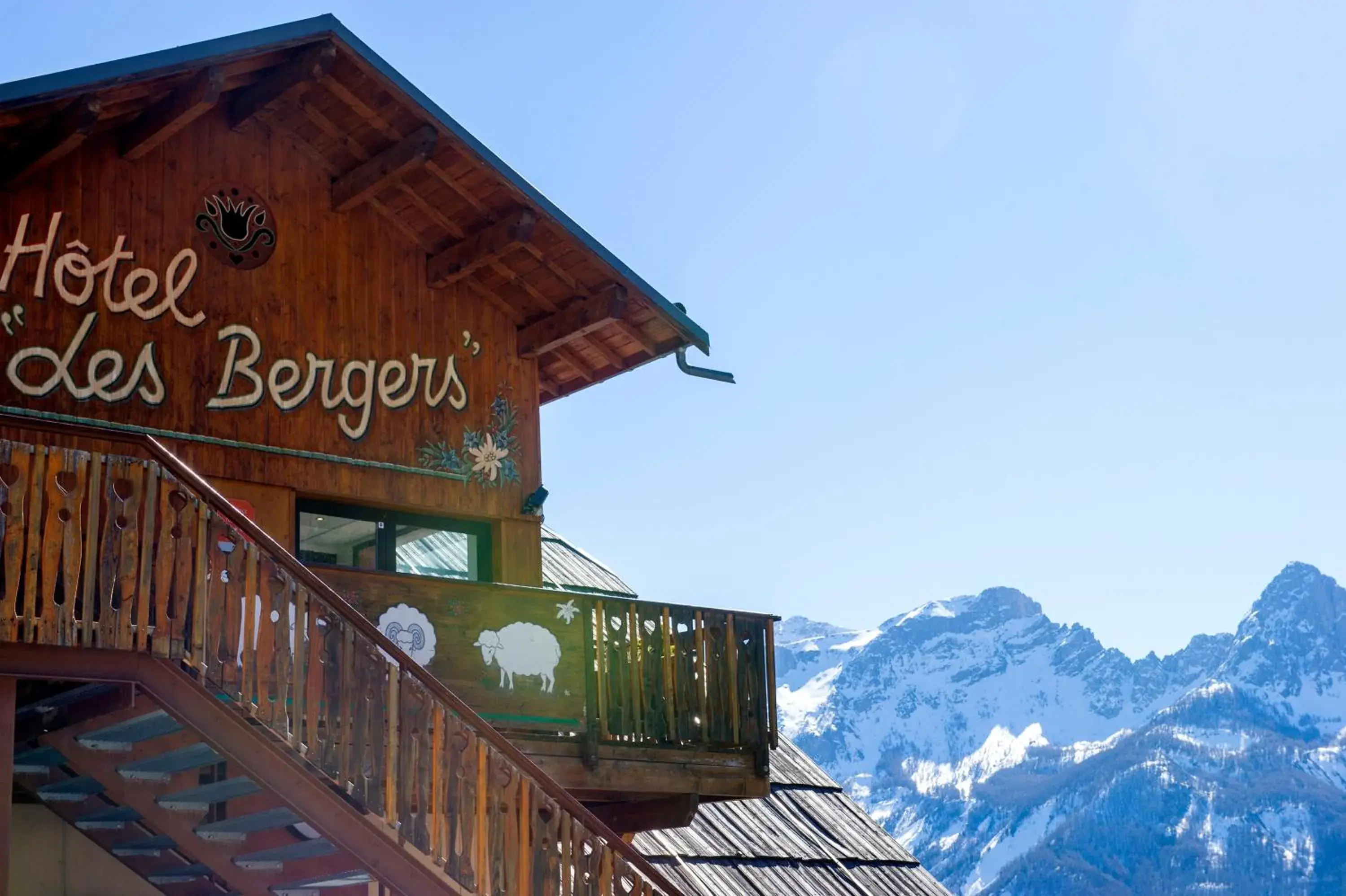 Facade/entrance in SOWELL Family Les Bergers Facade/entrance in SOWELL Family Les Bergers