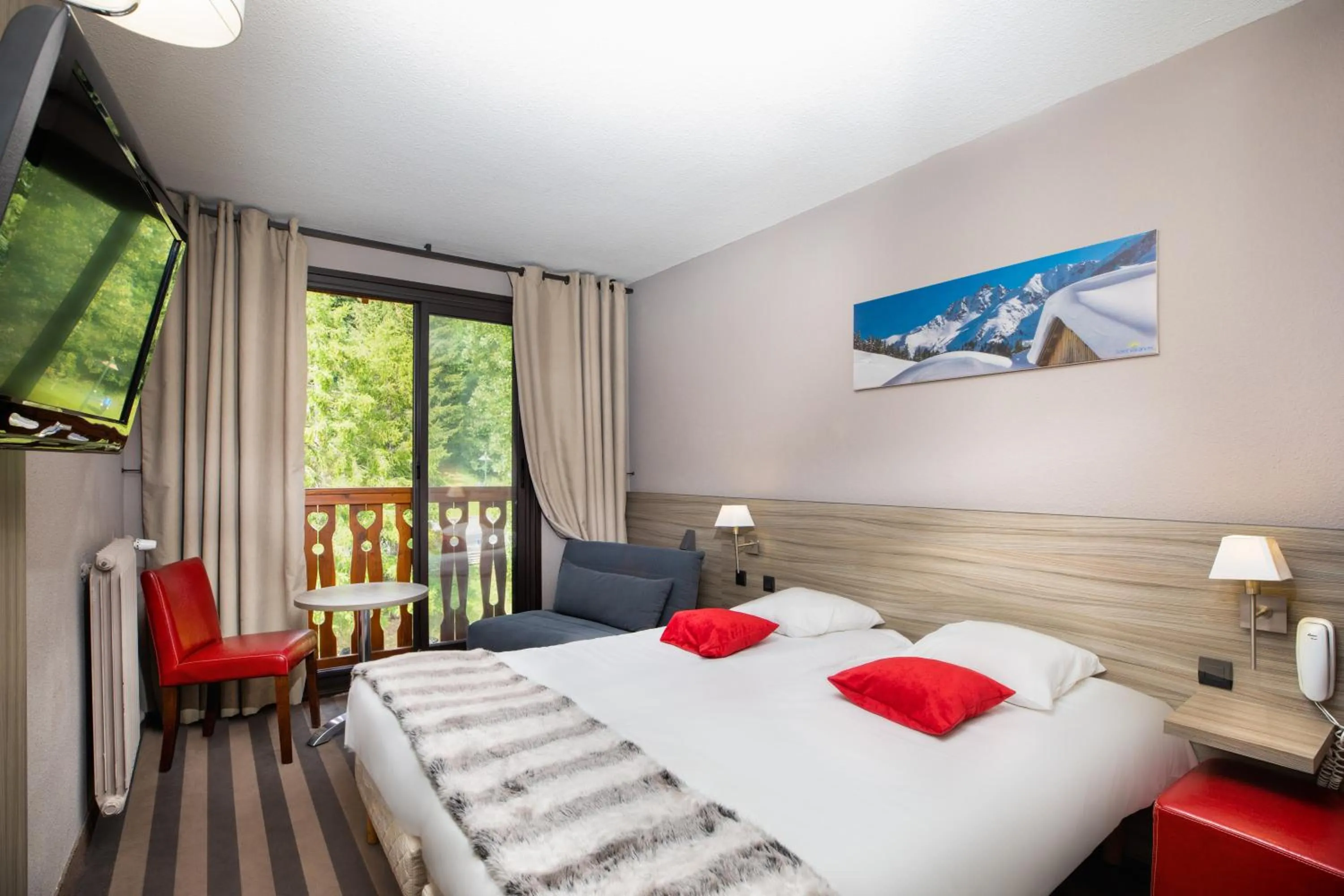 Photo of the whole room, Bed in SOWELL Family Les Bergers