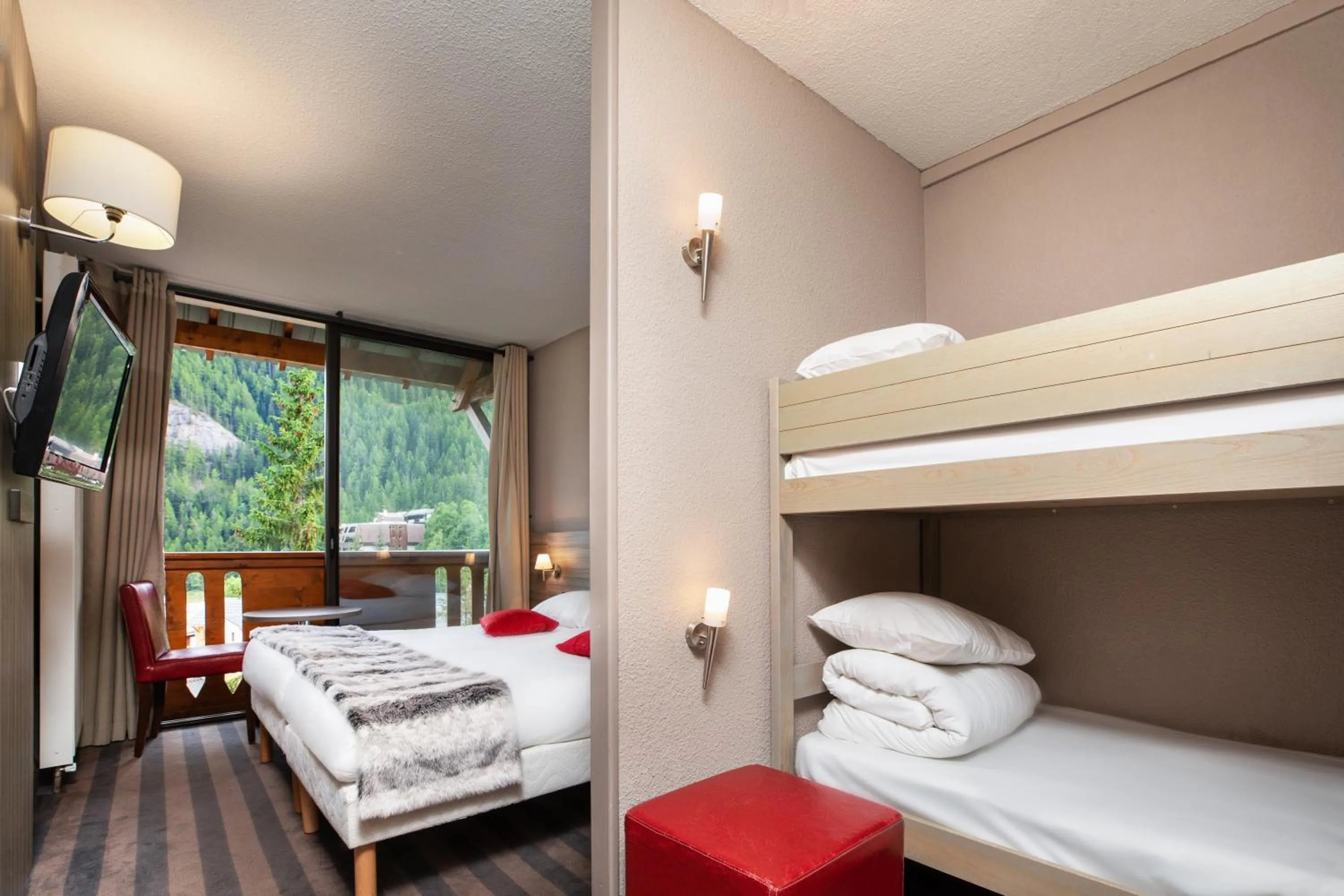 Photo of the whole room, Bed in SOWELL Family Les Bergers