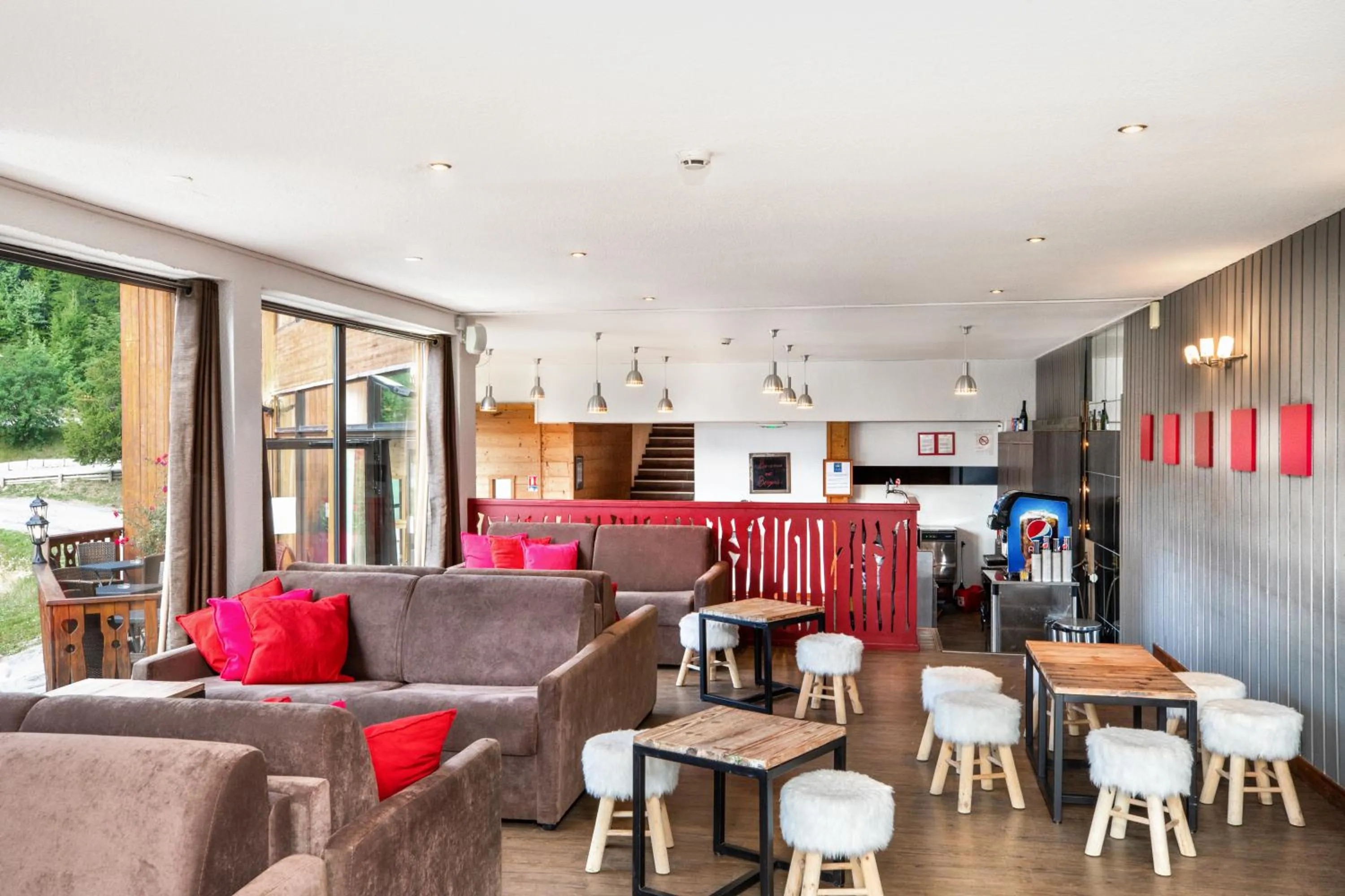 Lounge or bar in SOWELL Family Les Bergers