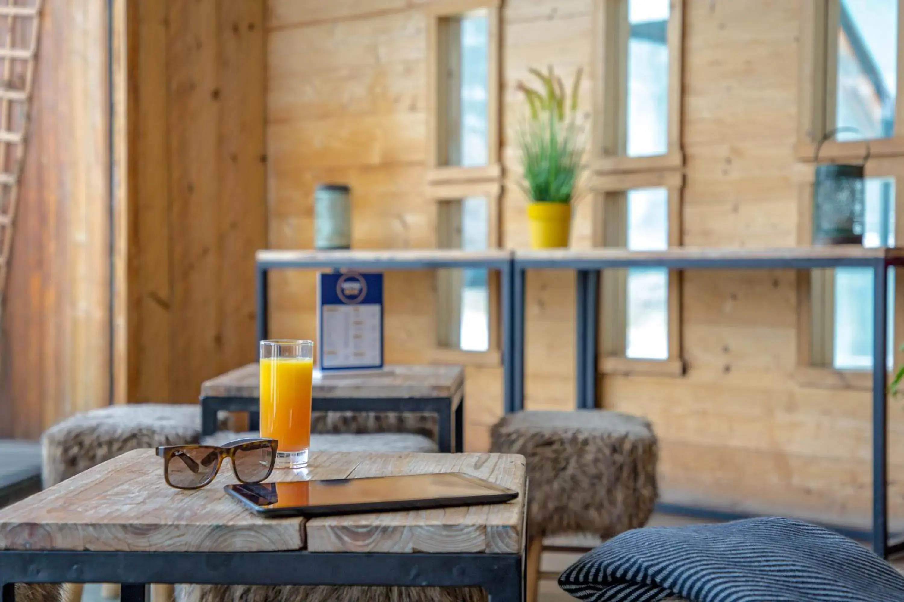 Lounge or bar in SOWELL Family Les Bergers Lounge or bar in SOWELL Family Les Bergers