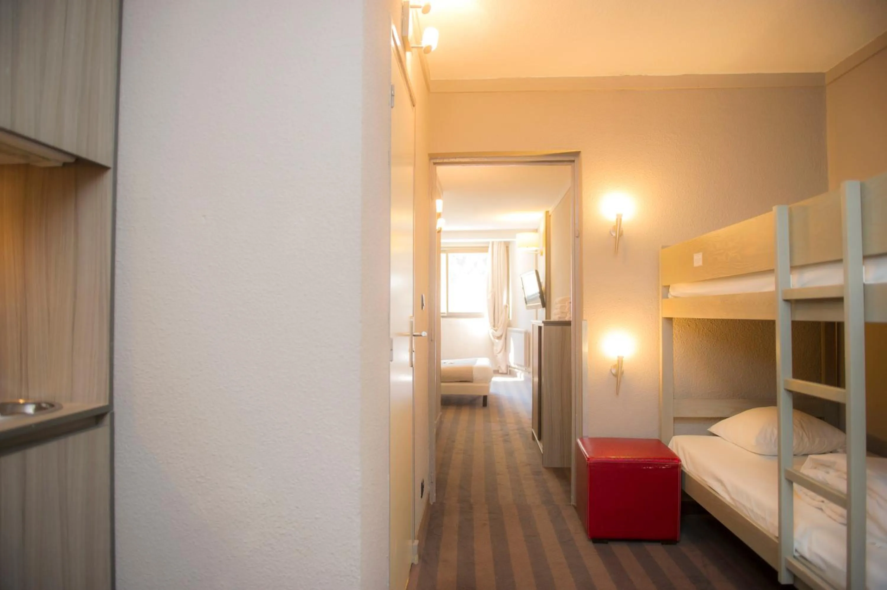 Photo of the whole room, Bed in SOWELL Family Les Bergers