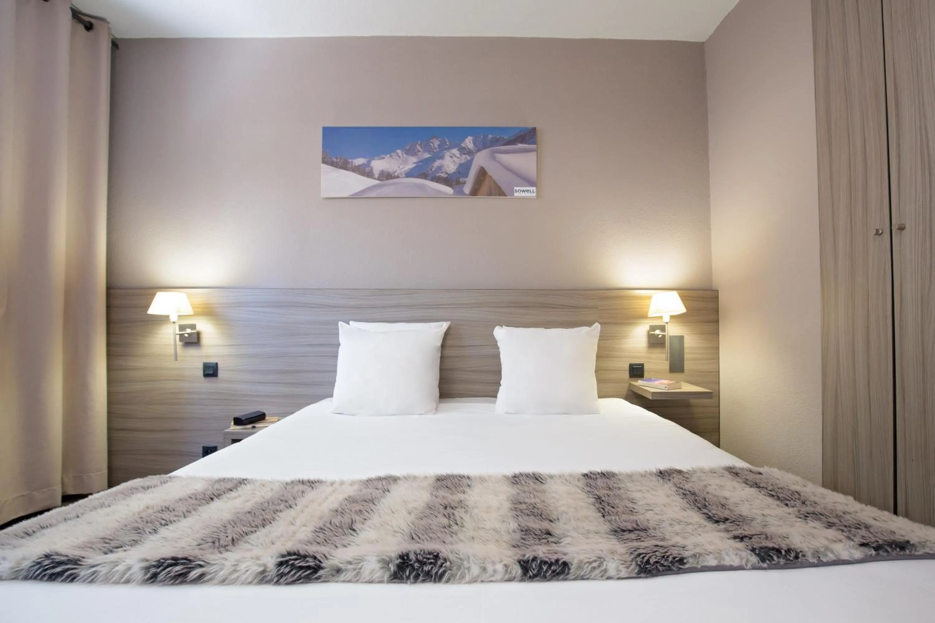 Bedroom, Bed in SOWELL Family Les Bergers