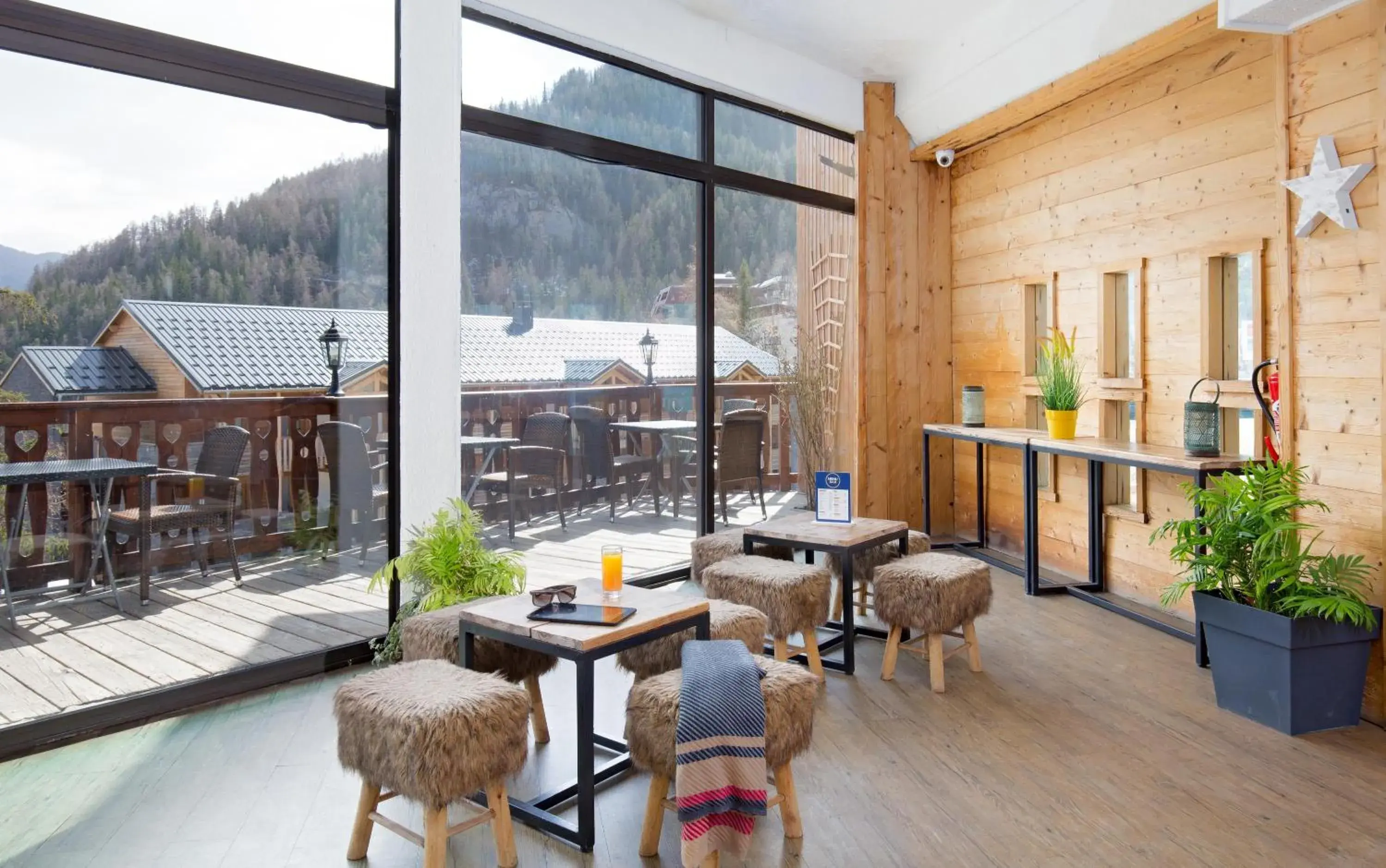 Lounge or bar in SOWELL Family Les Bergers Lounge or bar in SOWELL Family Les Bergers