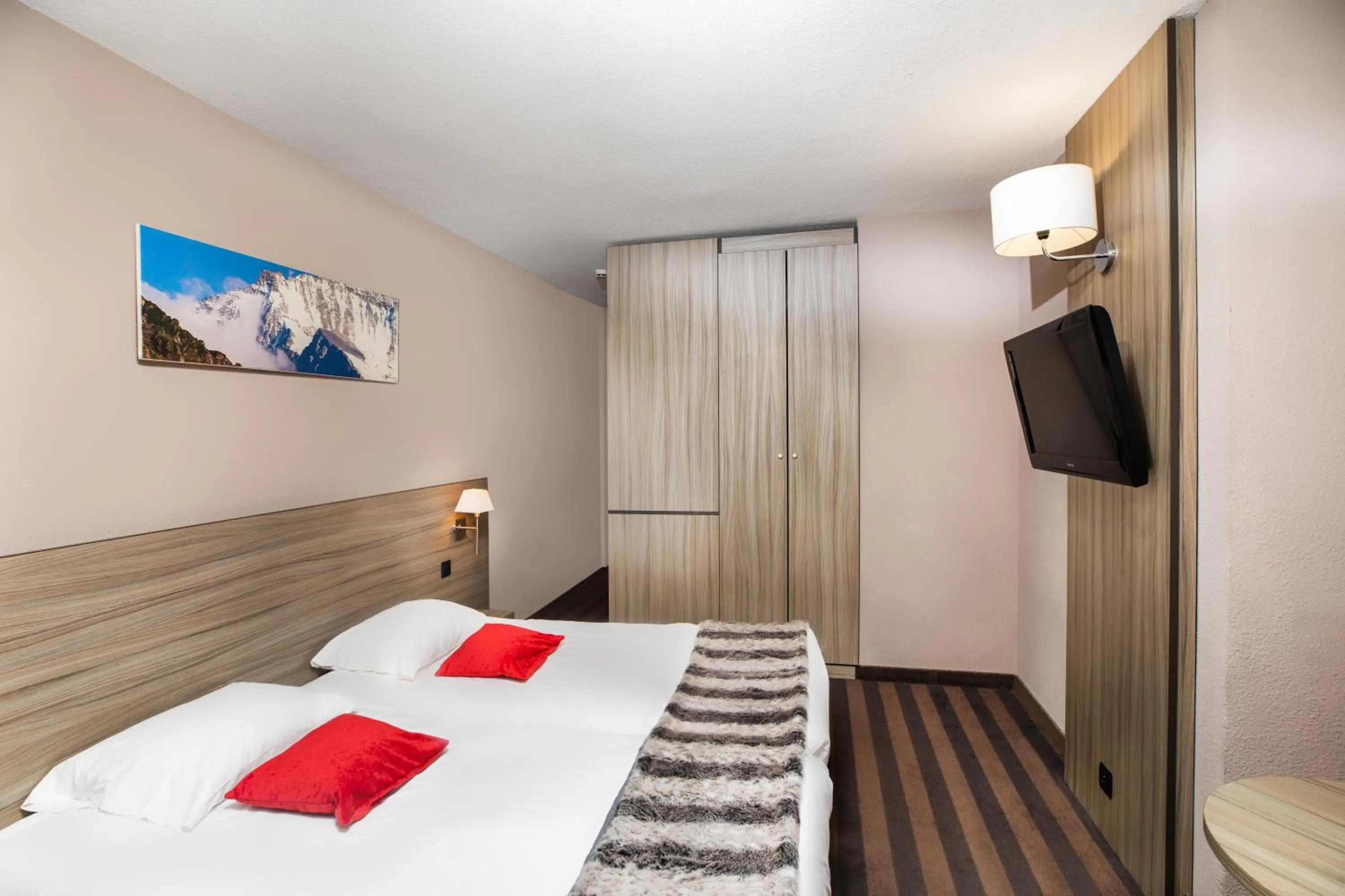 Photo of the whole room, Bed in SOWELL Family Les Bergers