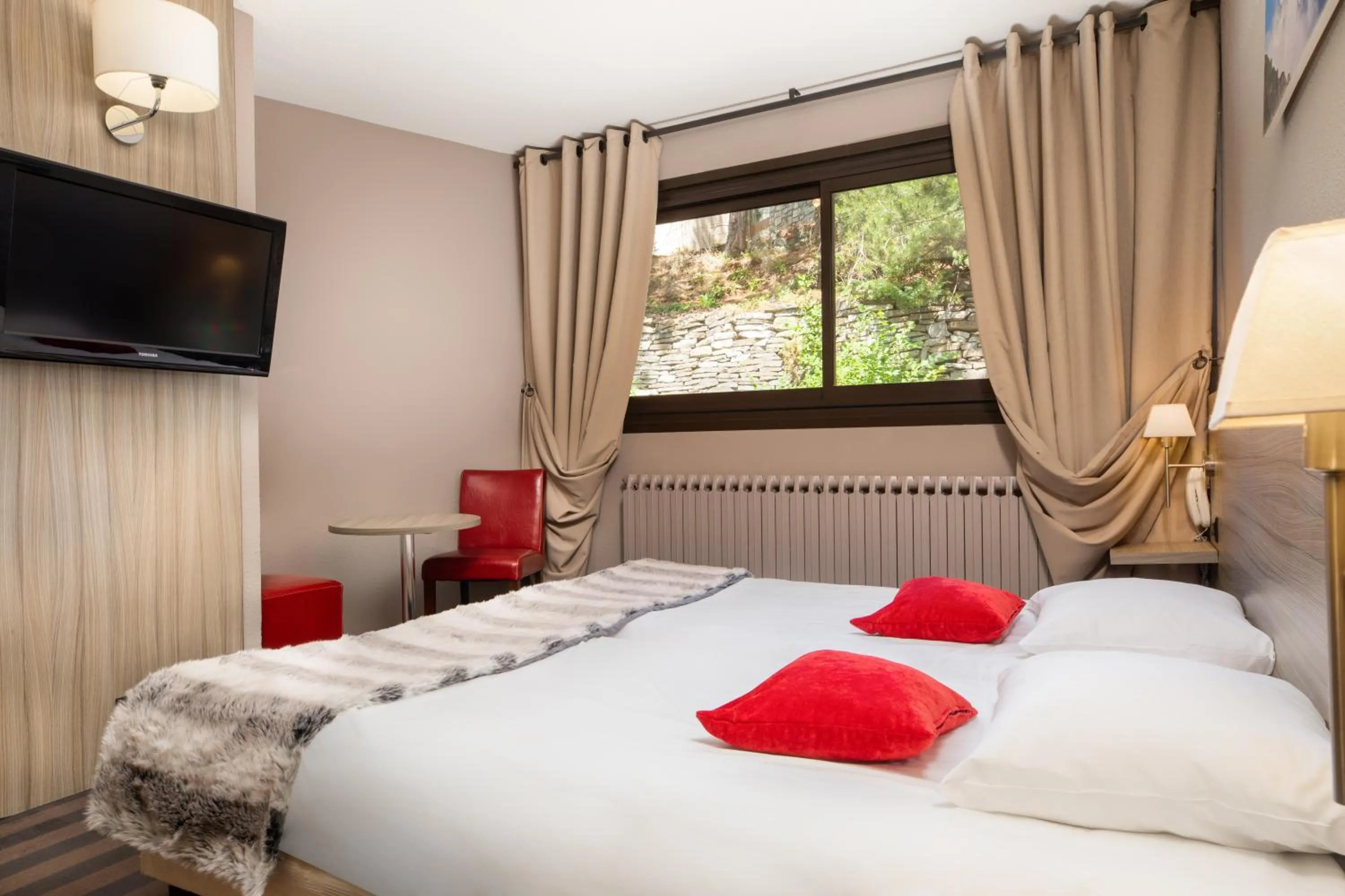 Photo of the whole room, Bed in SOWELL Family Les Bergers